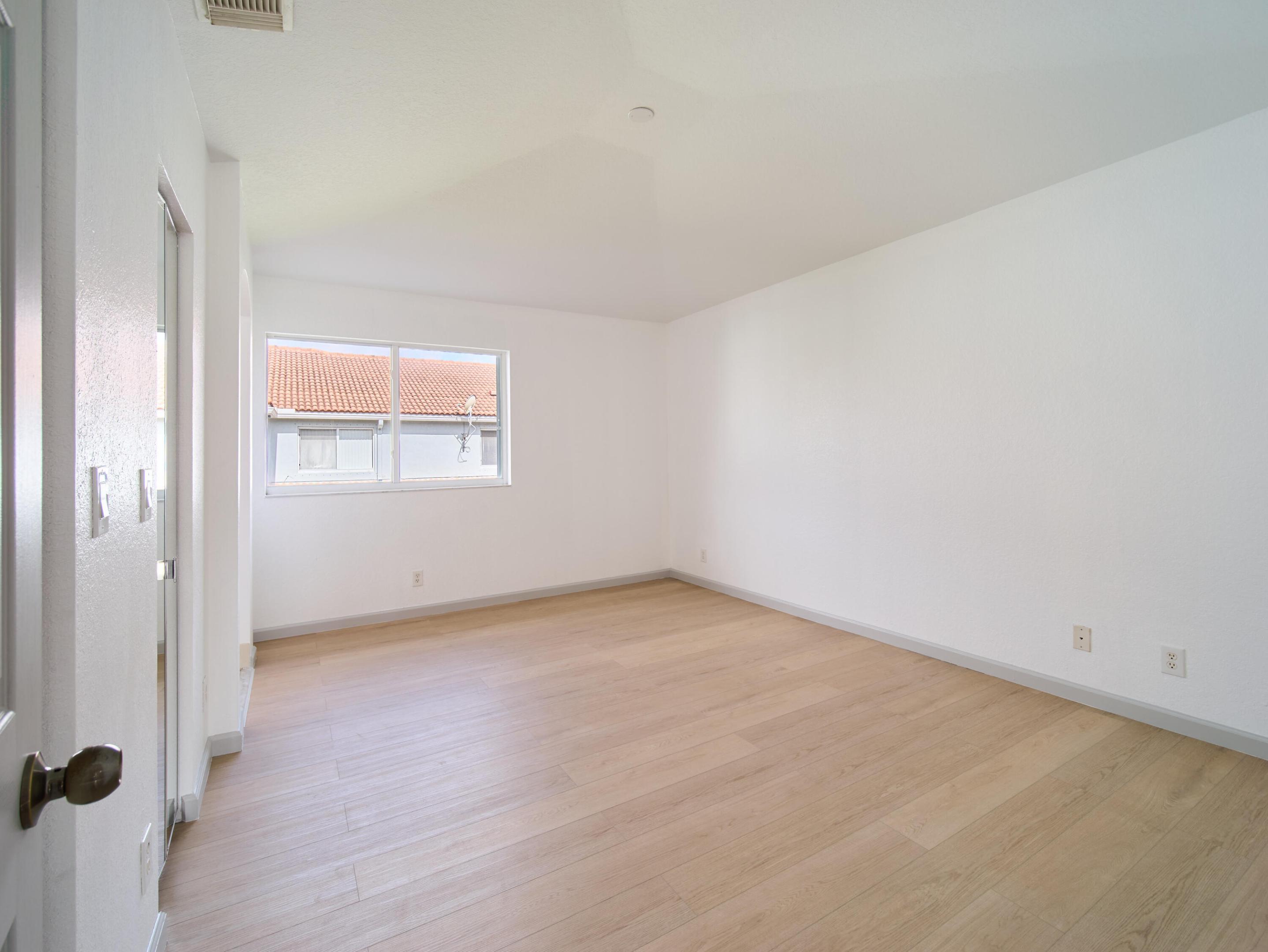 2052 Oakhurst Way Property Photo 7