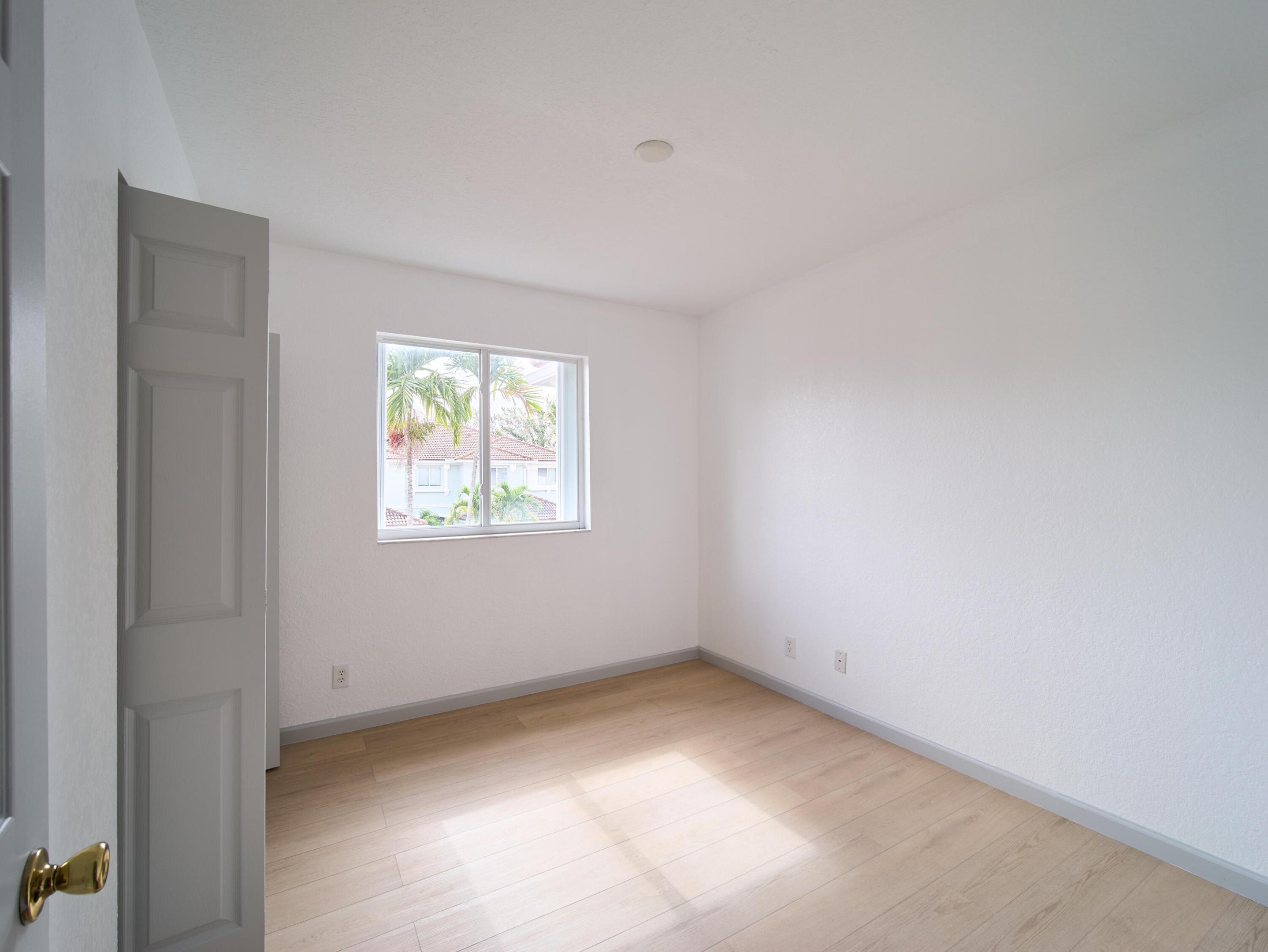 2052 Oakhurst Way Property Photo 11