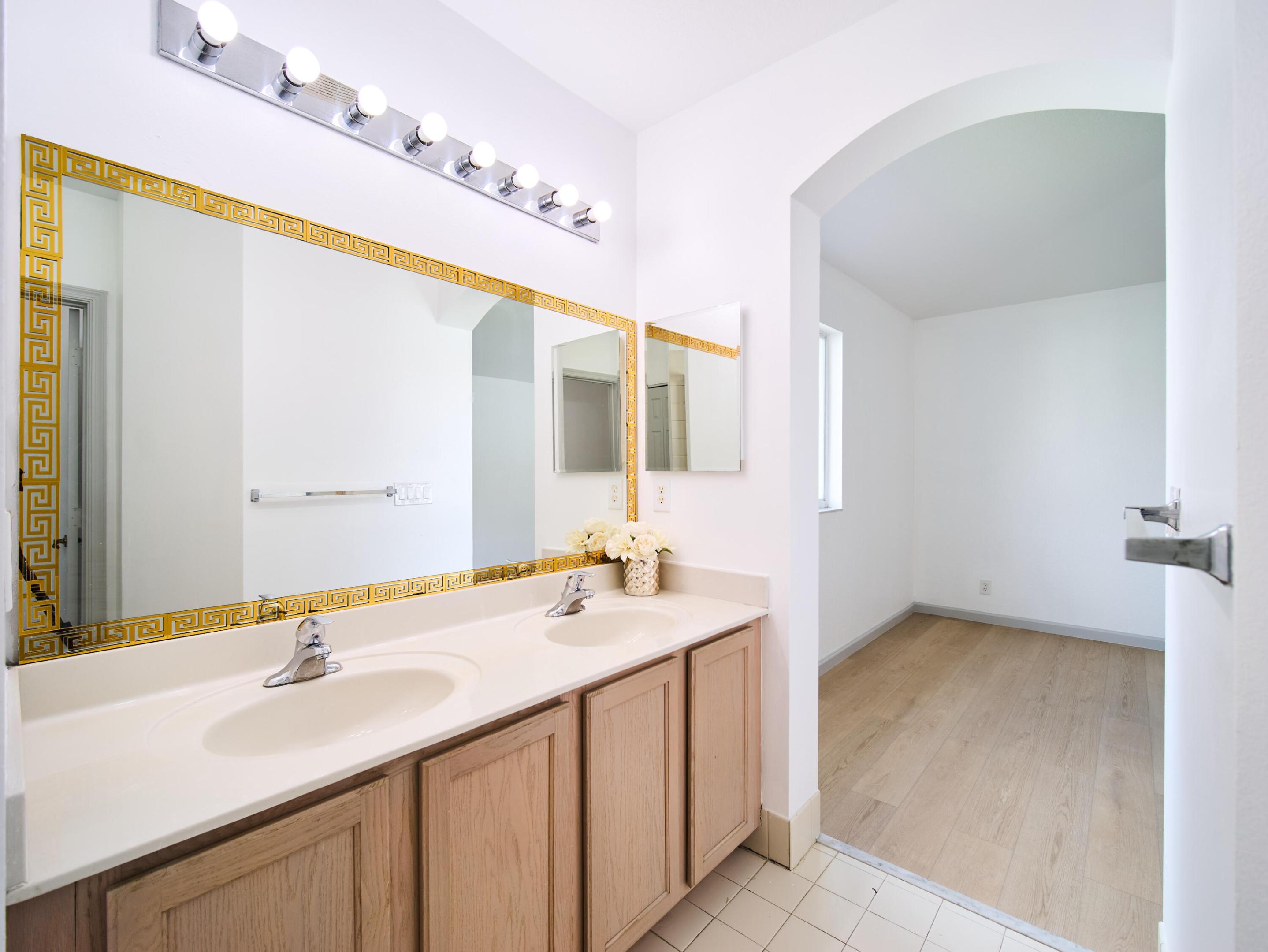 2052 Oakhurst Way Property Photo 16