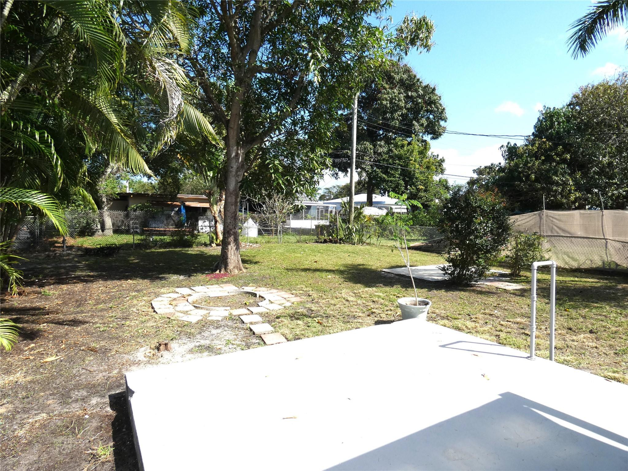 1528 Nw 1st Avenue Property Photo 3