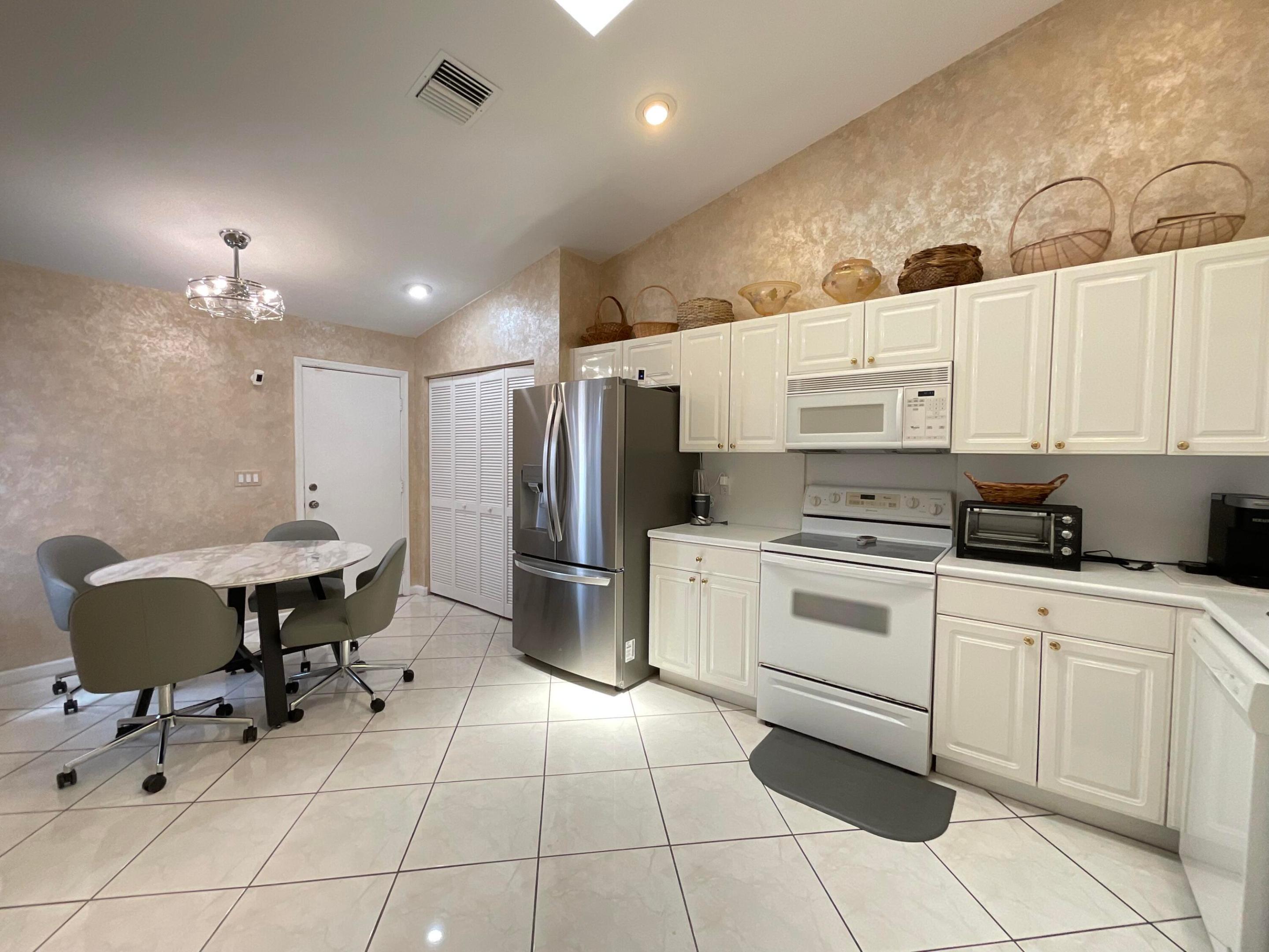 5574 Royal Lake Circle Property Photo 9