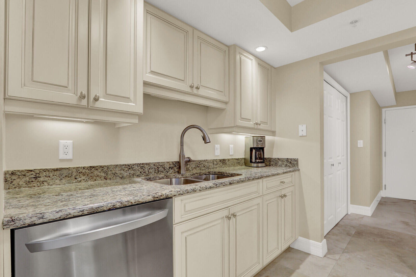 3000 N Ocean Drive 7h Property Photo 15