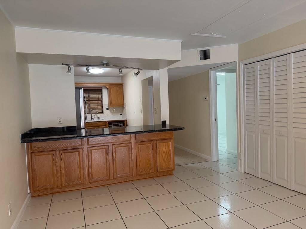 2977 Riverside Drive 202 Property Photo 6