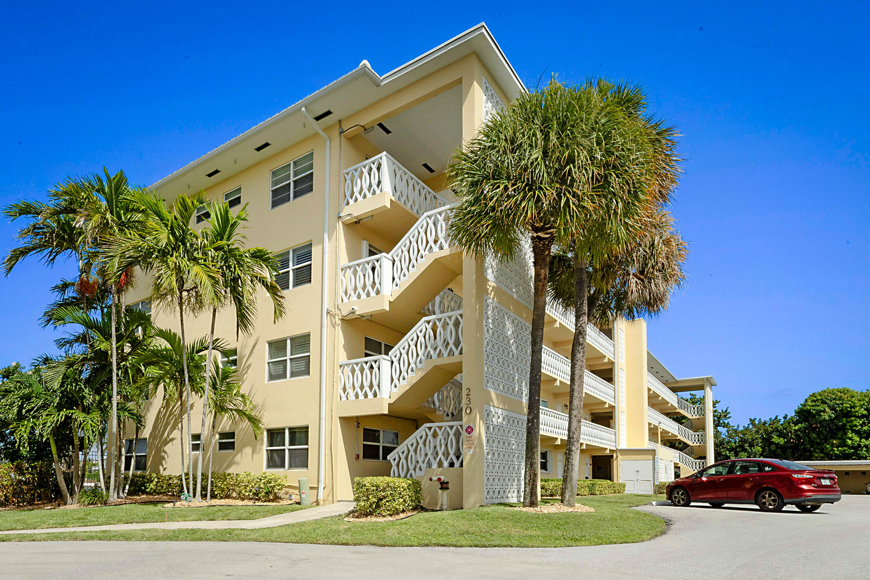 230 N Federal Highway 305 Property Photo 1