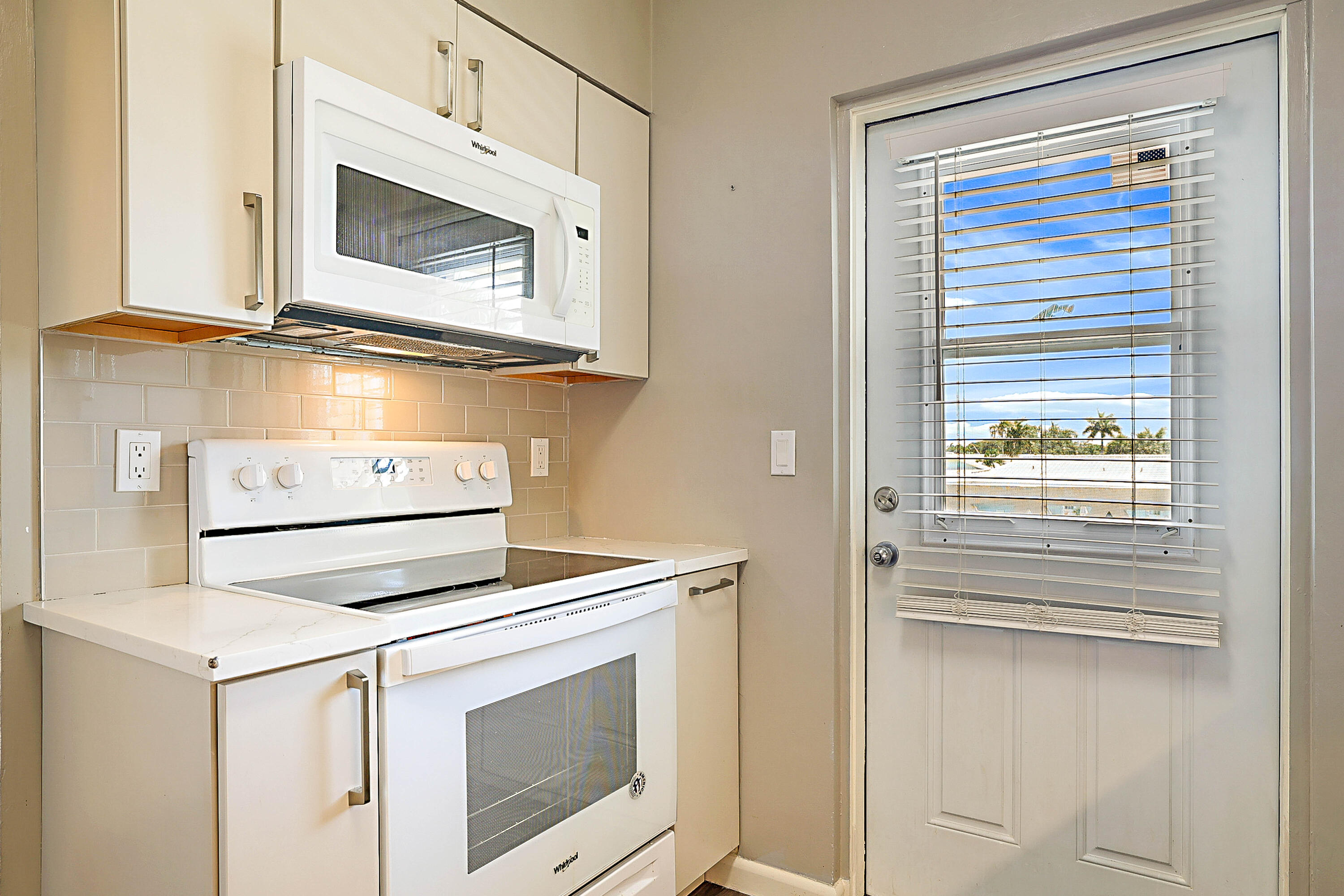 230 N Federal Highway 305 Property Photo 21