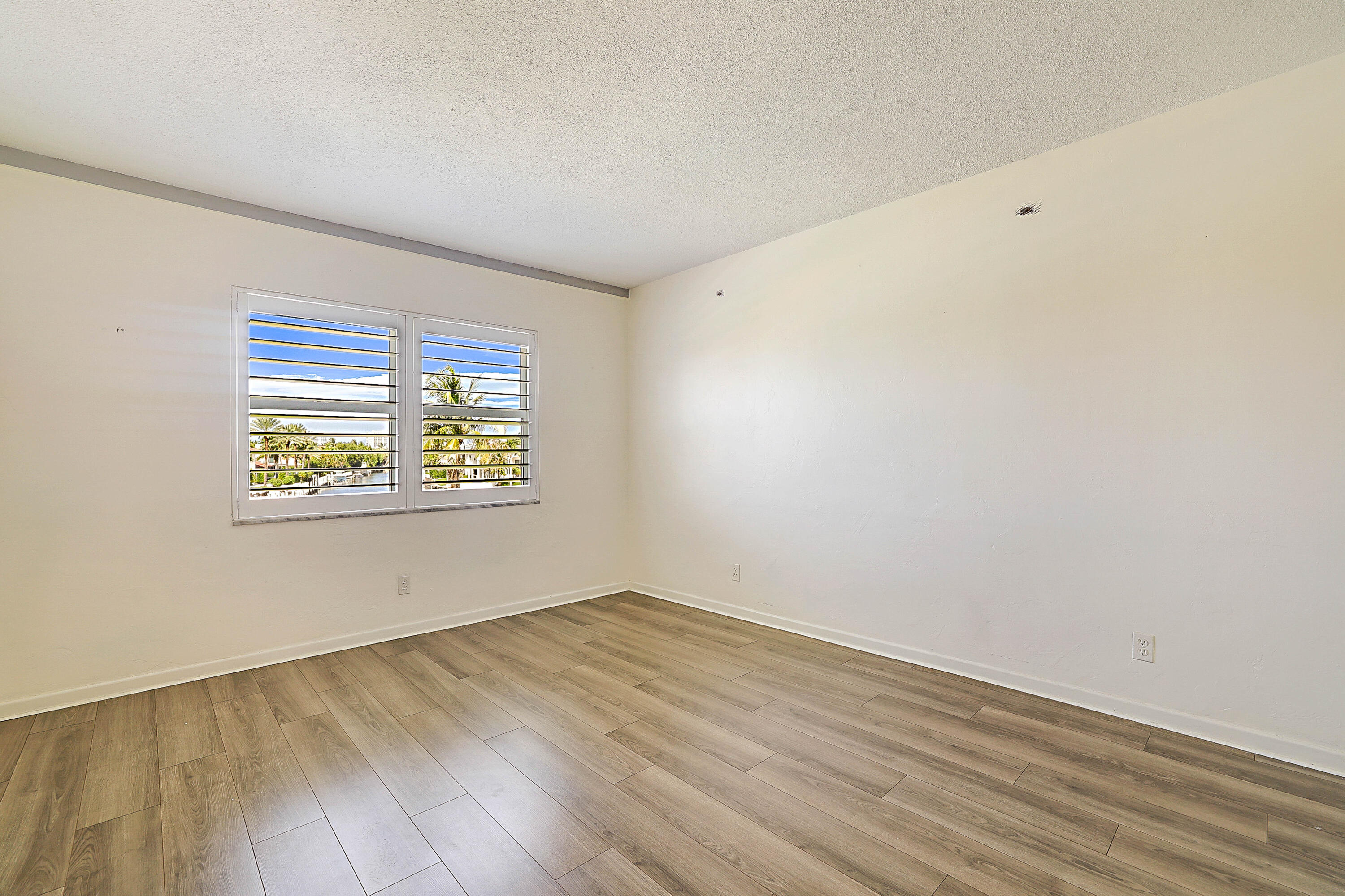 230 N Federal Highway 305 Property Photo 25