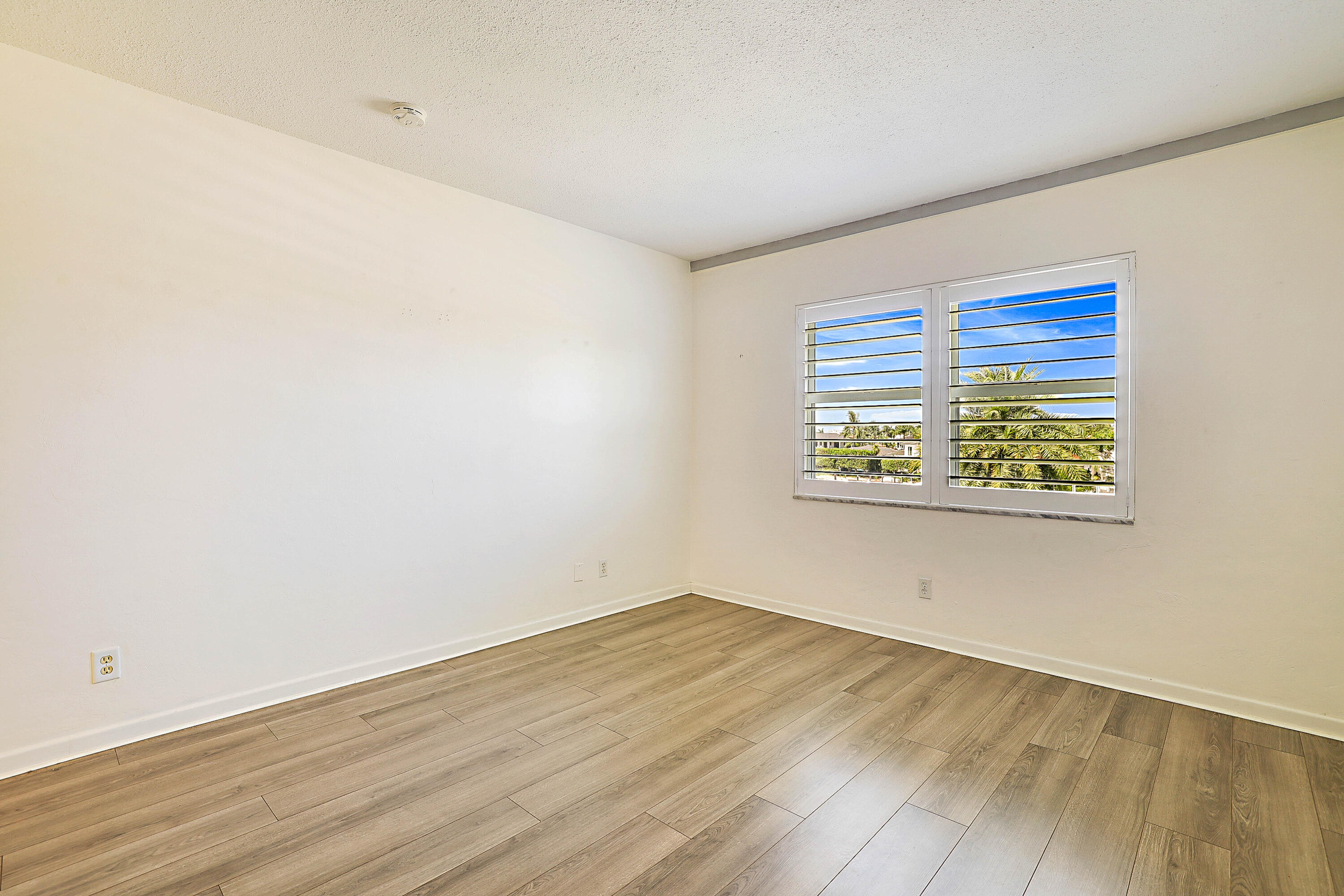 230 N Federal Highway 305 Property Photo 26