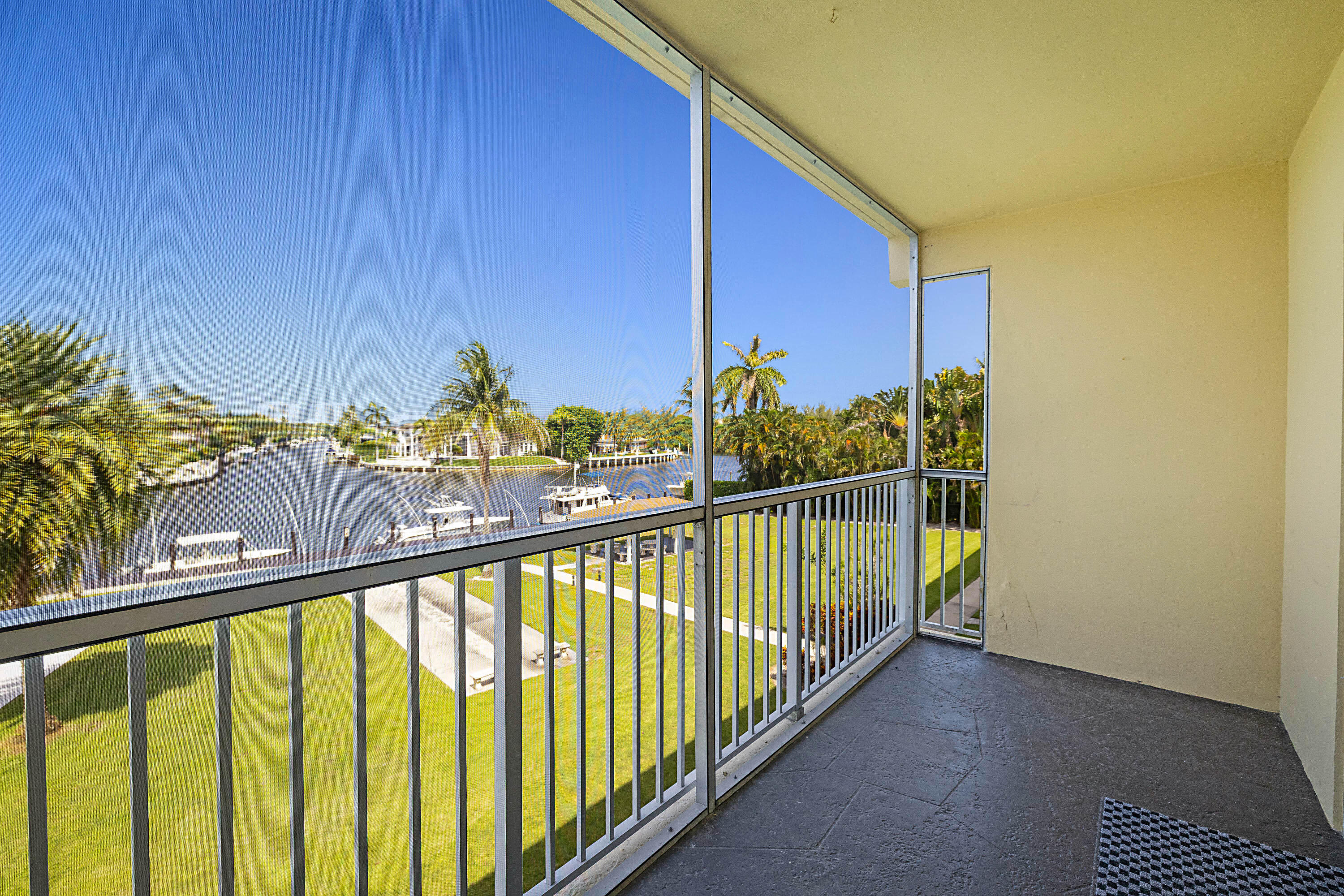 230 N Federal Highway 305 Property Photo 37