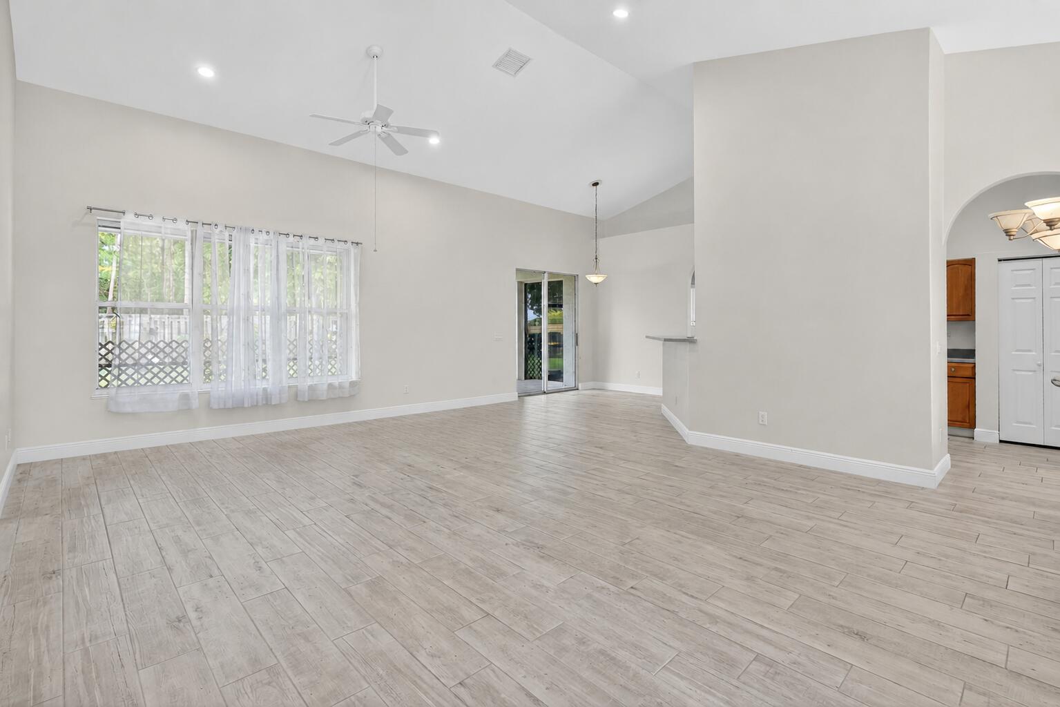1571 Sw Hunnicut Avenue Property Photo 3