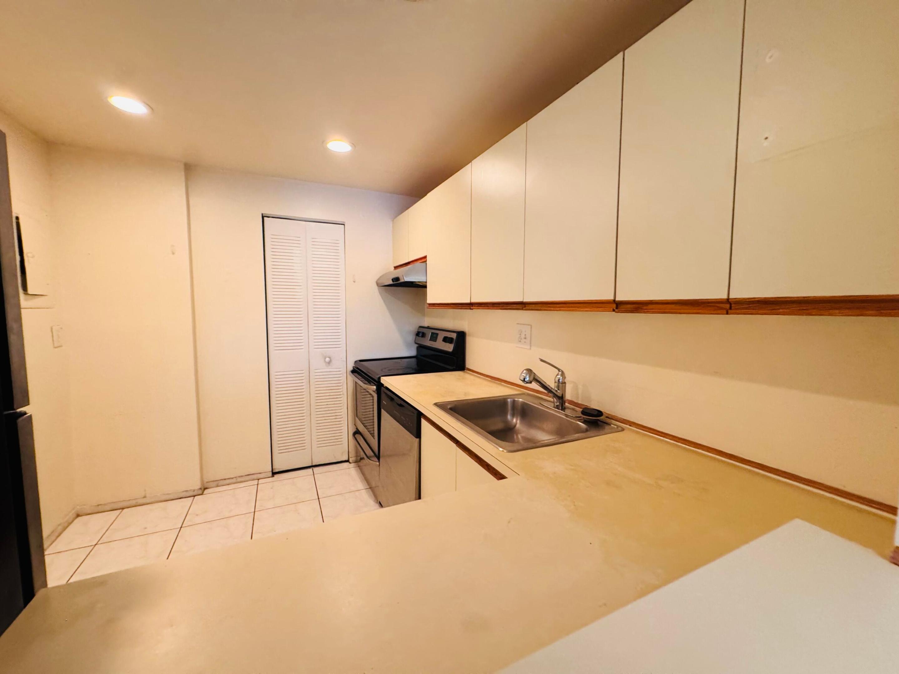 8025 S Colony Cir Circle 203 Property Photo 11