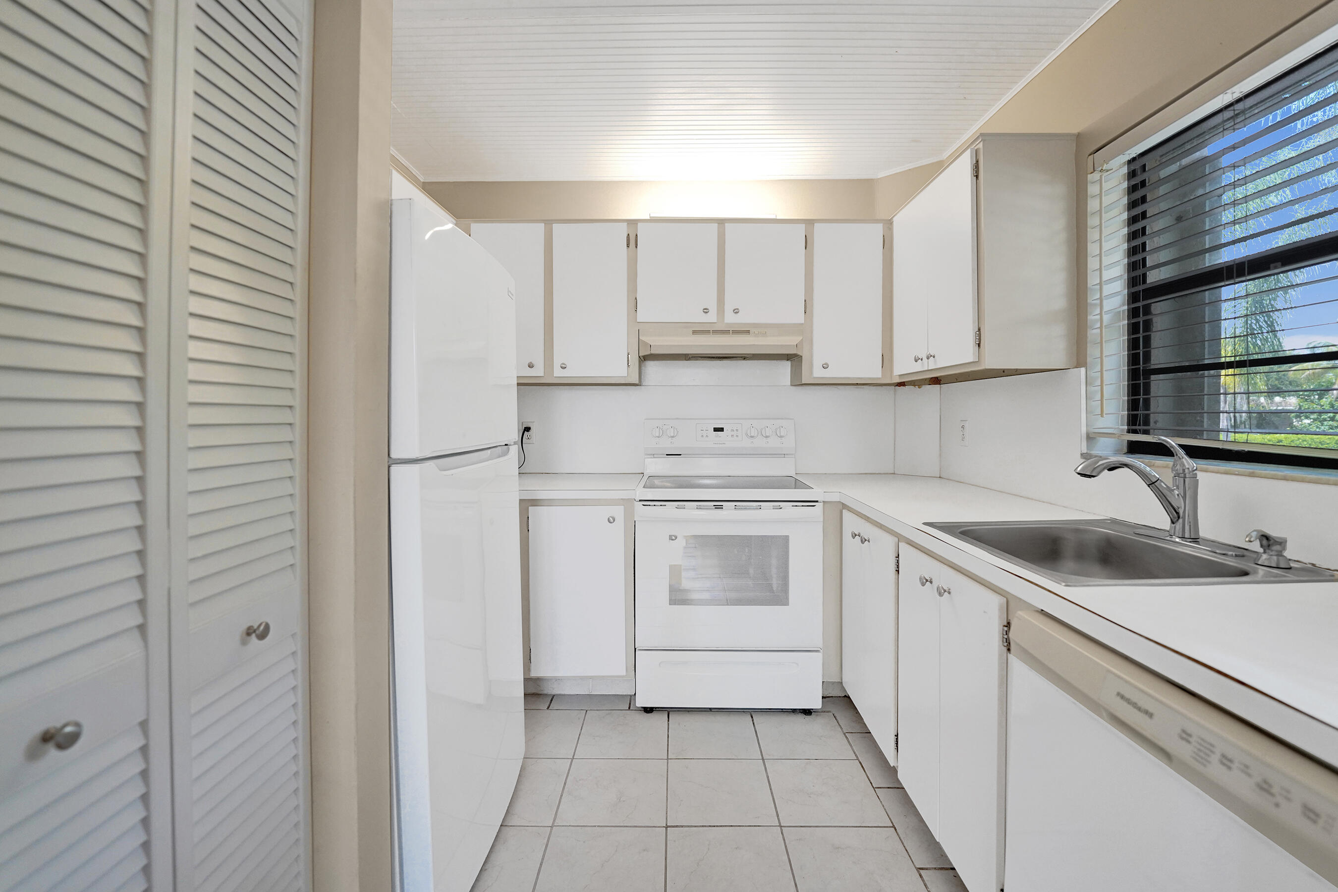 200 Jacaranda Country Club Drive 1b Property Photo 6
