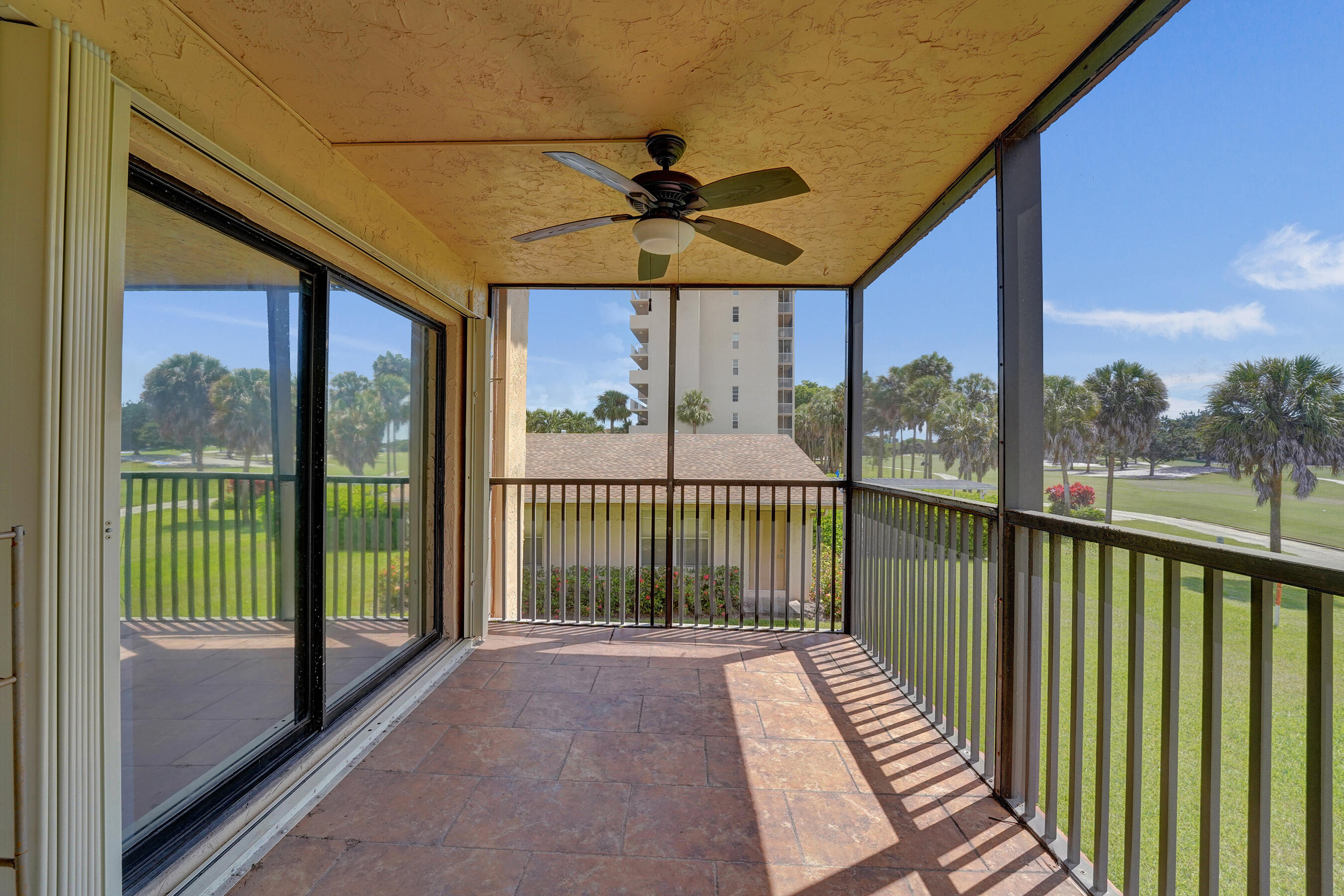 200 Jacaranda Country Club Drive 1b Property Photo 10