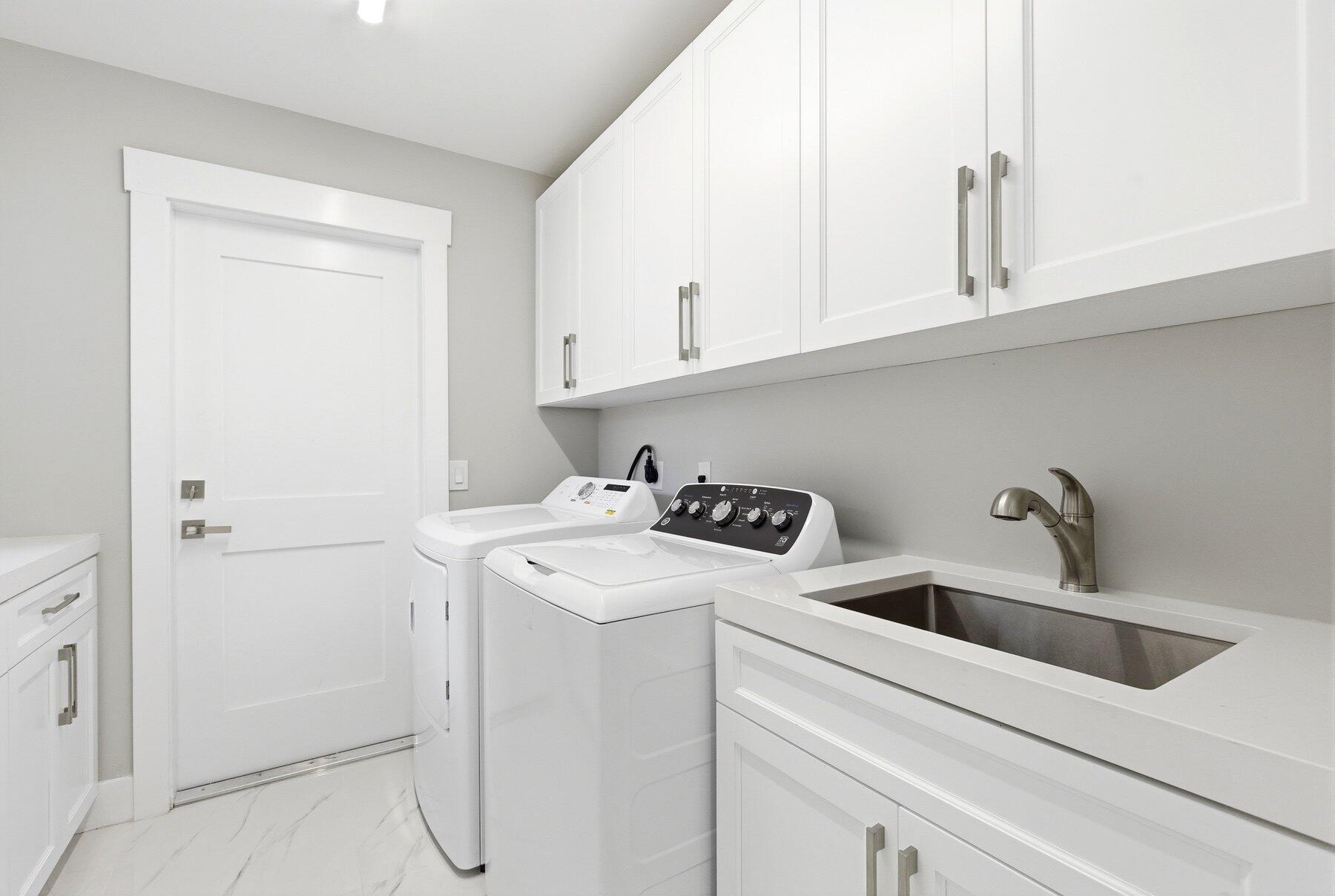 15555 De Havilland Court Property Photo 40