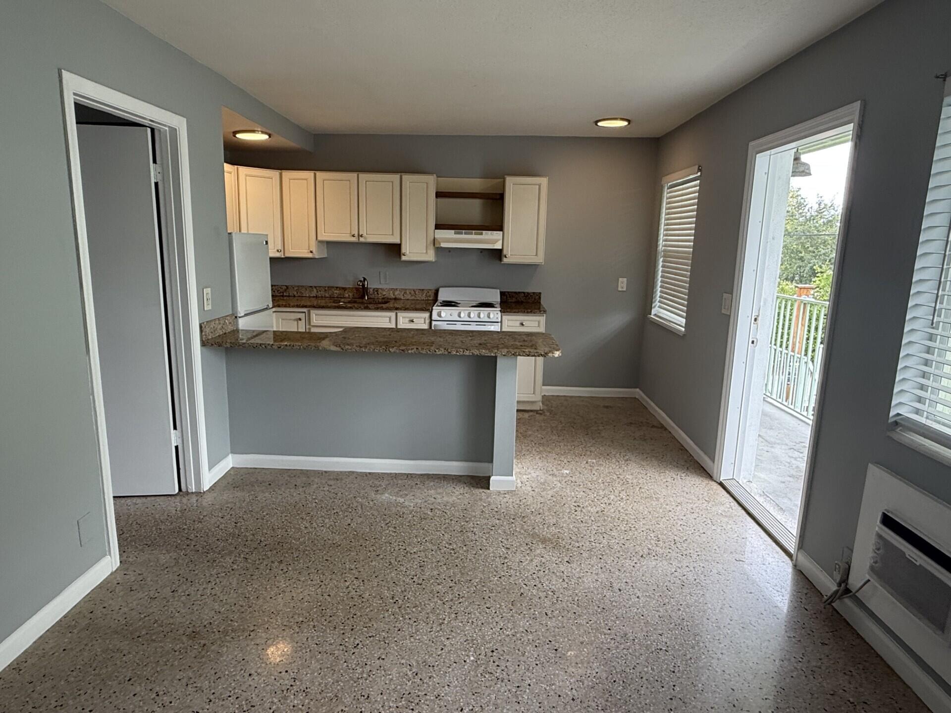 1118 N H Street 15 Property Photo 2