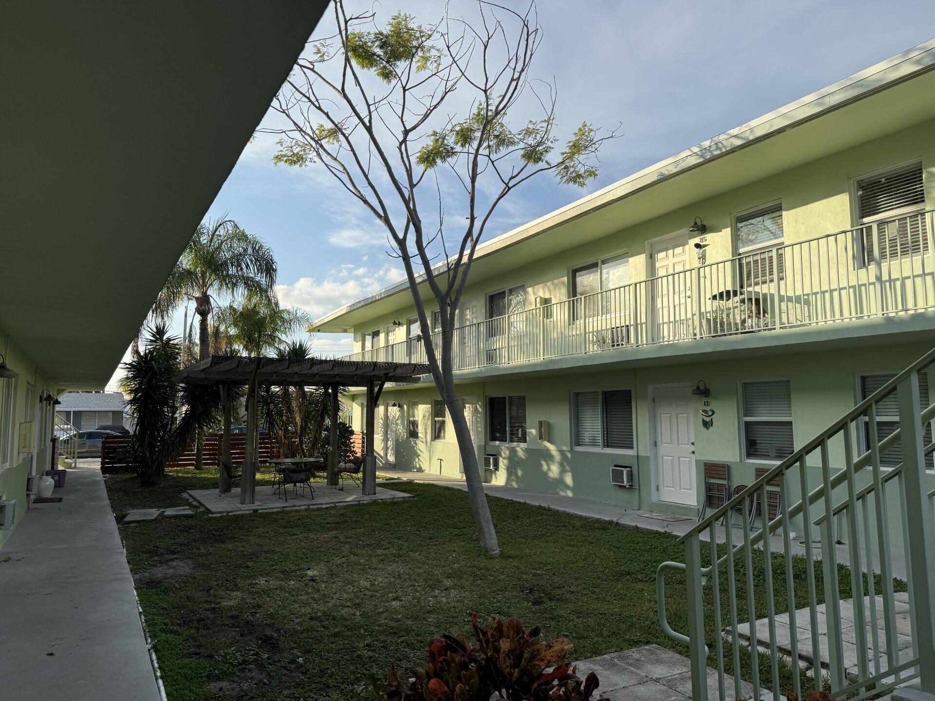 1118 N H Street 15 Property Photo 8