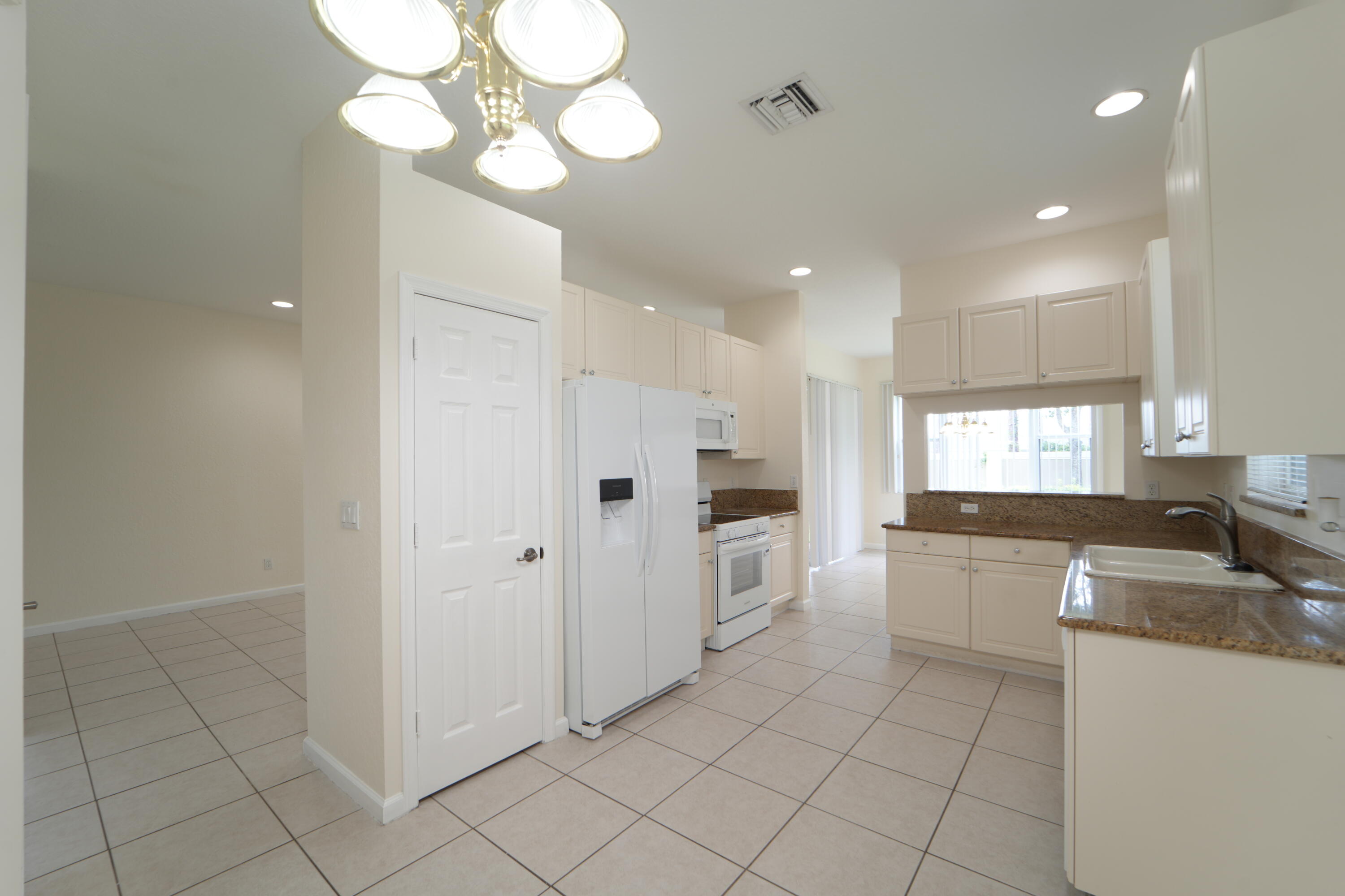 2202 Sw Cape Cod Drive Property Photo 7