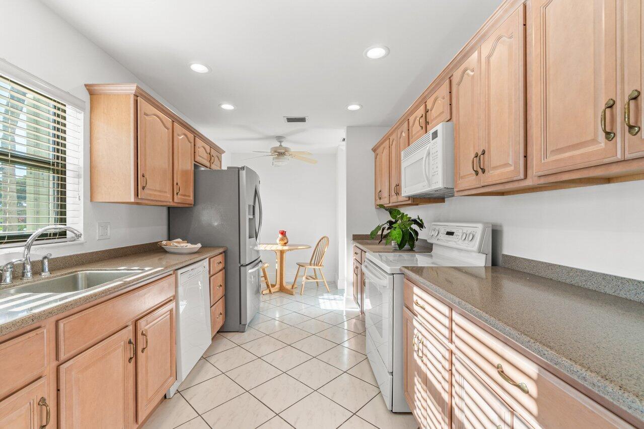 5605 Forest Oaks Terrace Property Photo 4