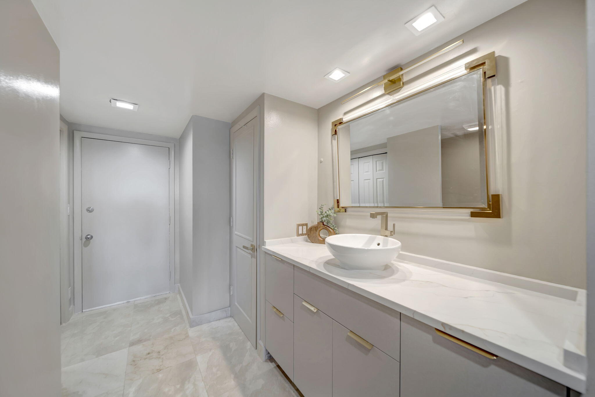 2100 S Ocean Lane 101-102 Property Photo 23