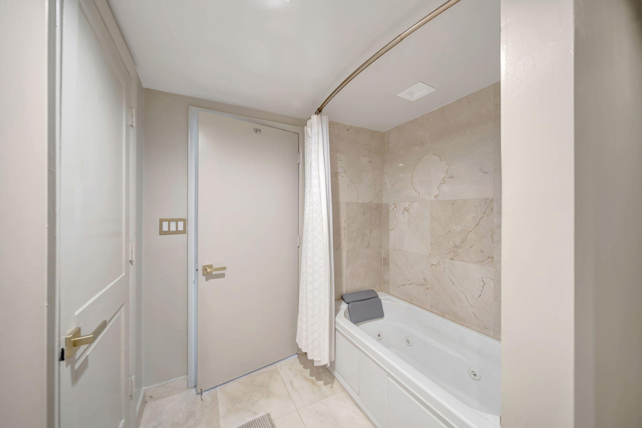 2100 S Ocean Lane 101-102 Property Photo 24