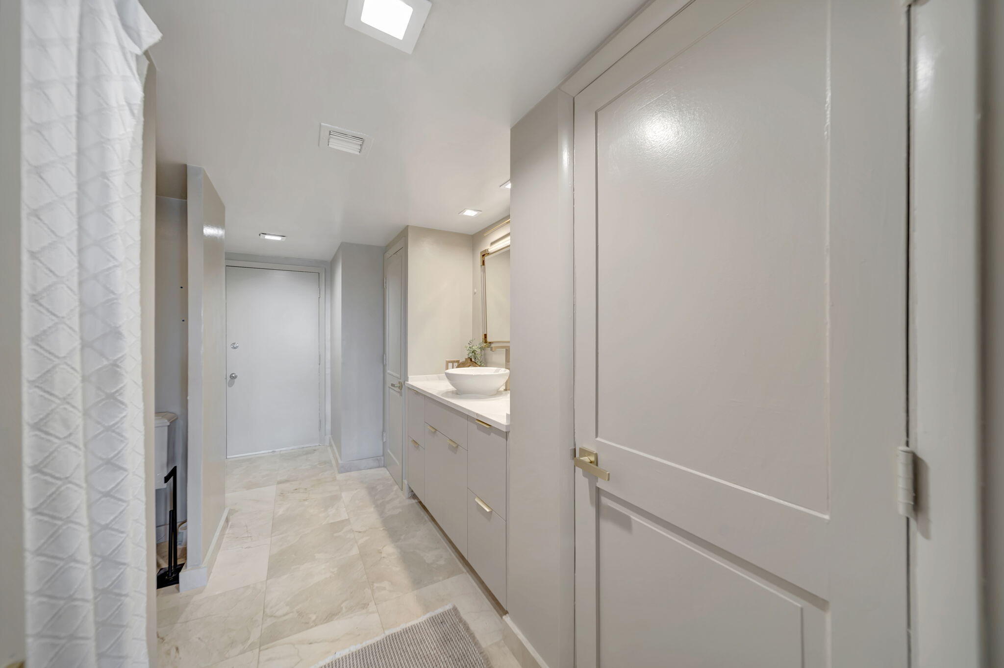 2100 S Ocean Lane 101-102 Property Photo 25