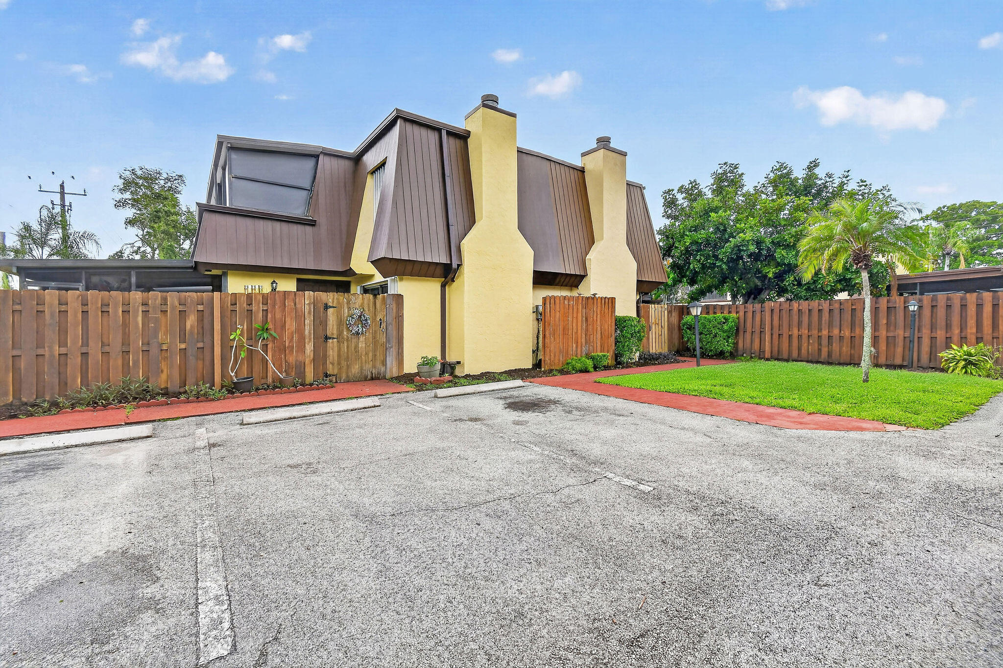 3502 Gardens E Drive B Property Photo 3