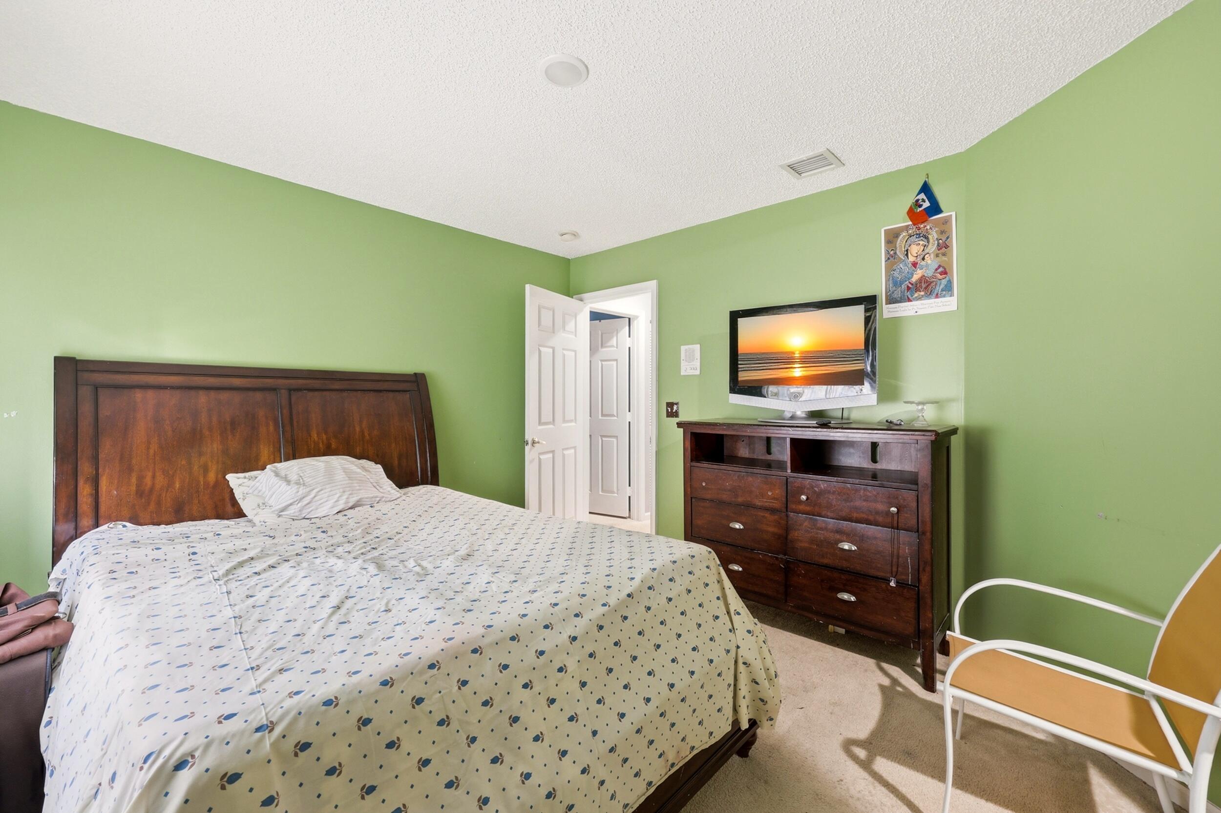 1327 Isleworth Court Property Photo 4