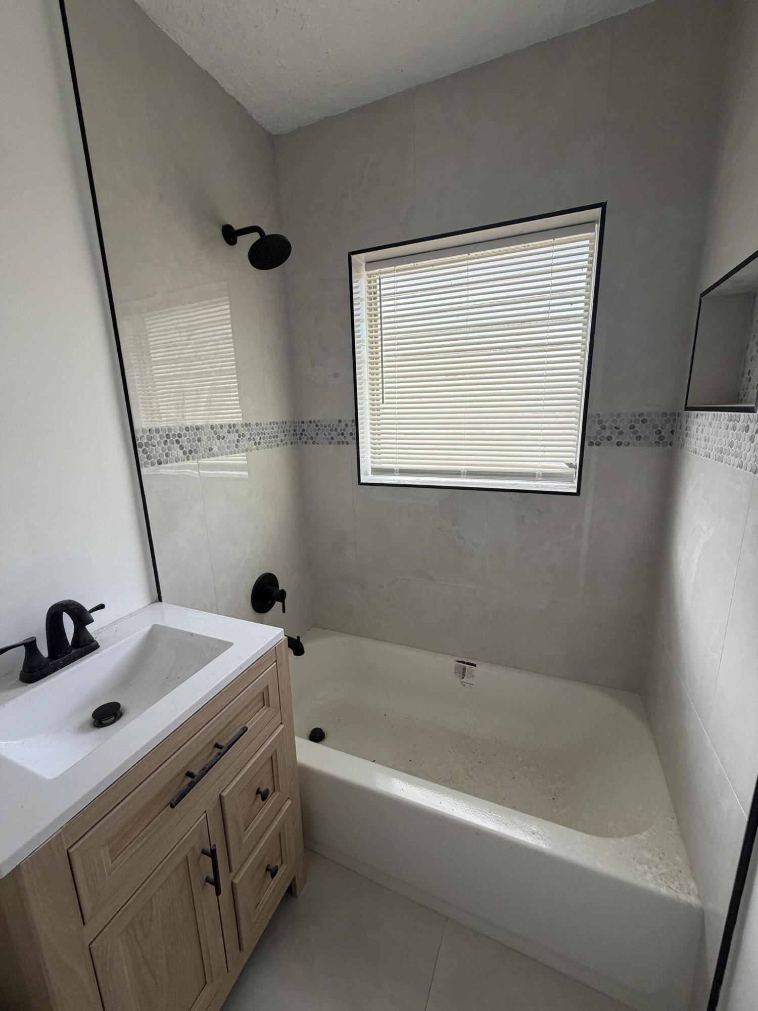 1437 Nw 10th Place Property Photo 2
