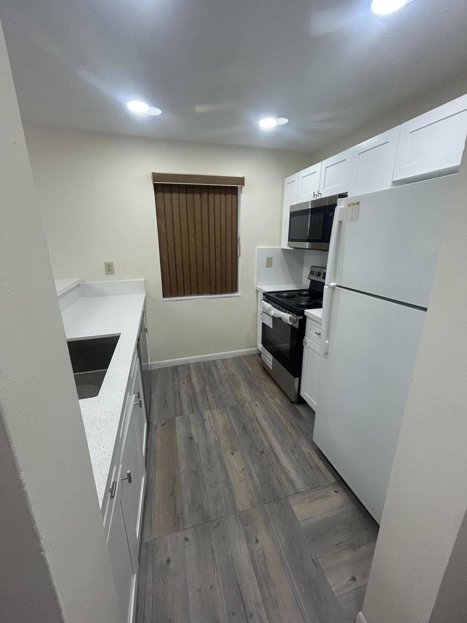 3252 Foxcroft Road 201 Property Photo 8