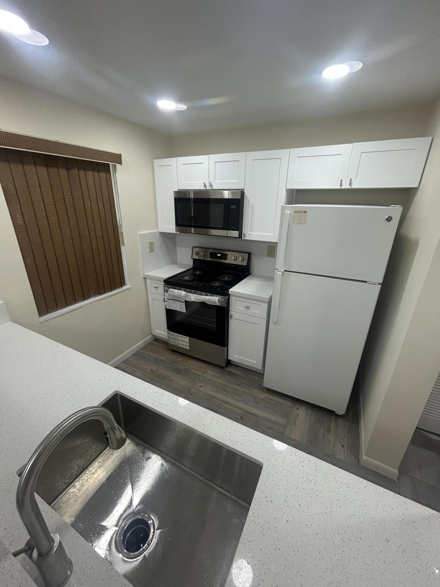 3252 Foxcroft Road 201 Property Photo 9