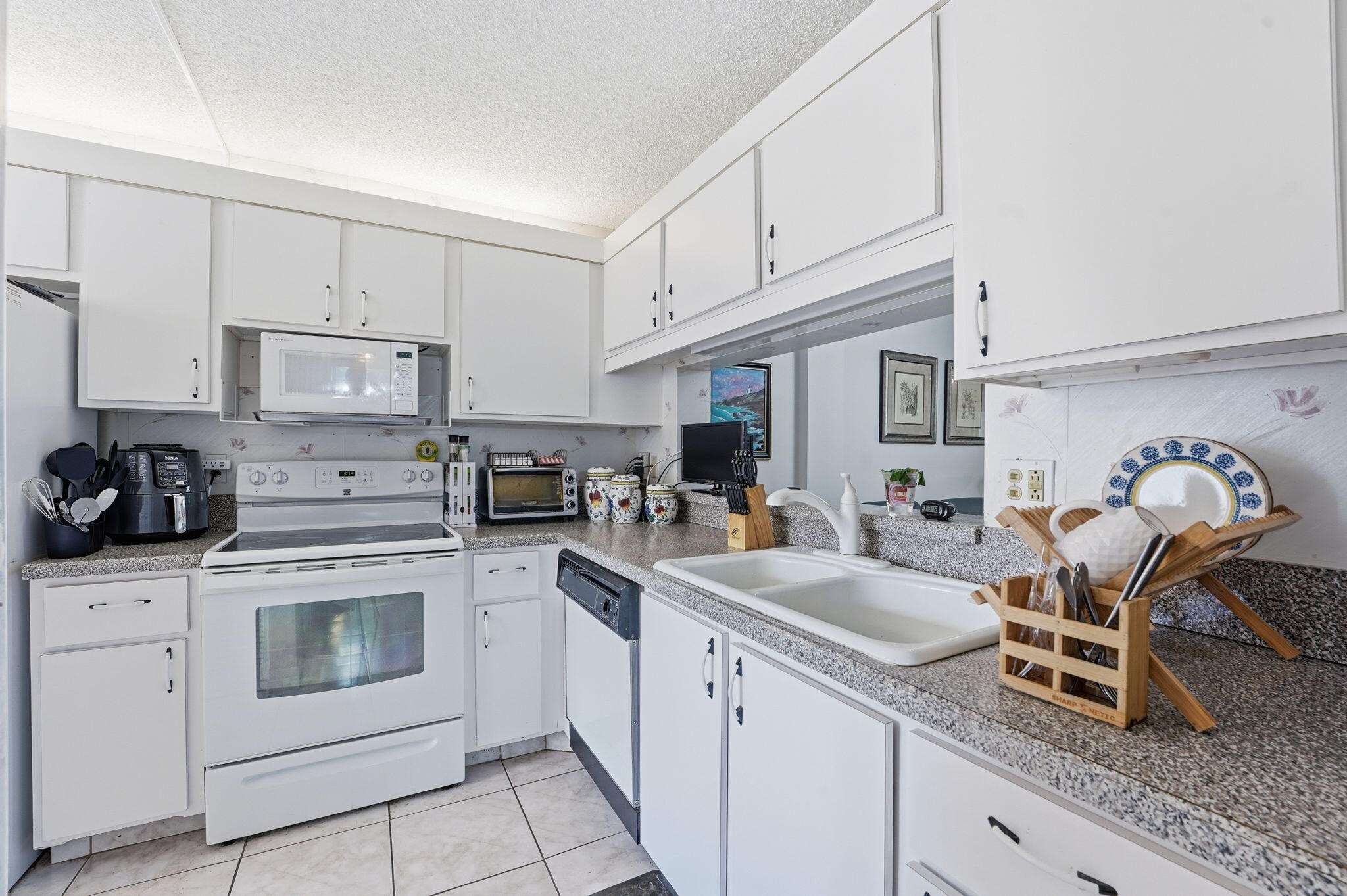 3146 Via Poinciana 307 Property Photo 6