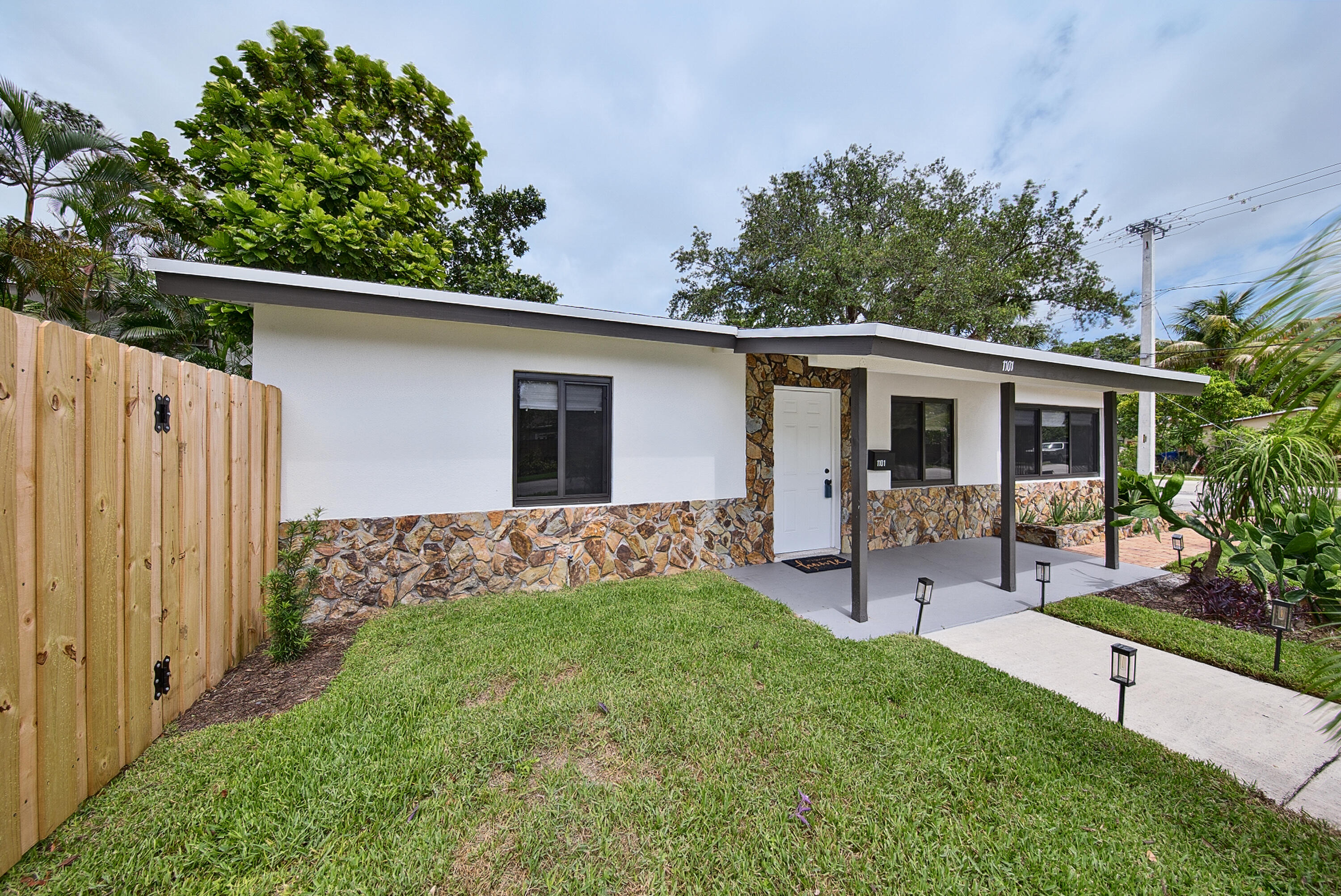1101 Sw 19th Avenue Property Photo 3