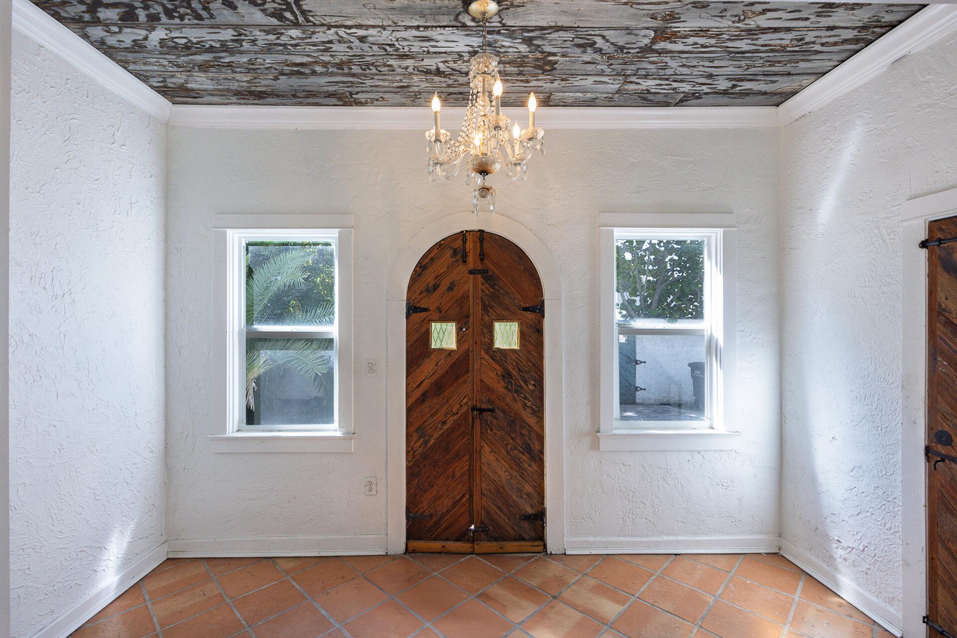 717 Forest Hill Boulevard Property Photo 4