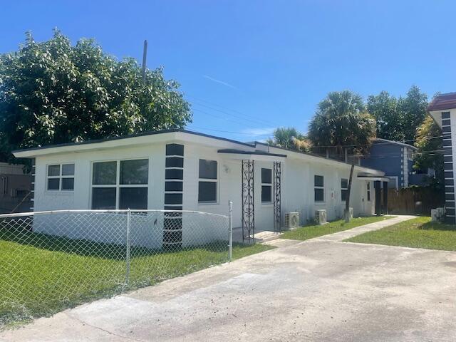 304 N Tamarind Avenue Property Photo 1