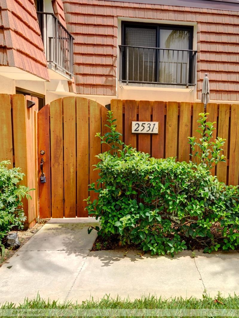 2531 25th Court Property Photo 3