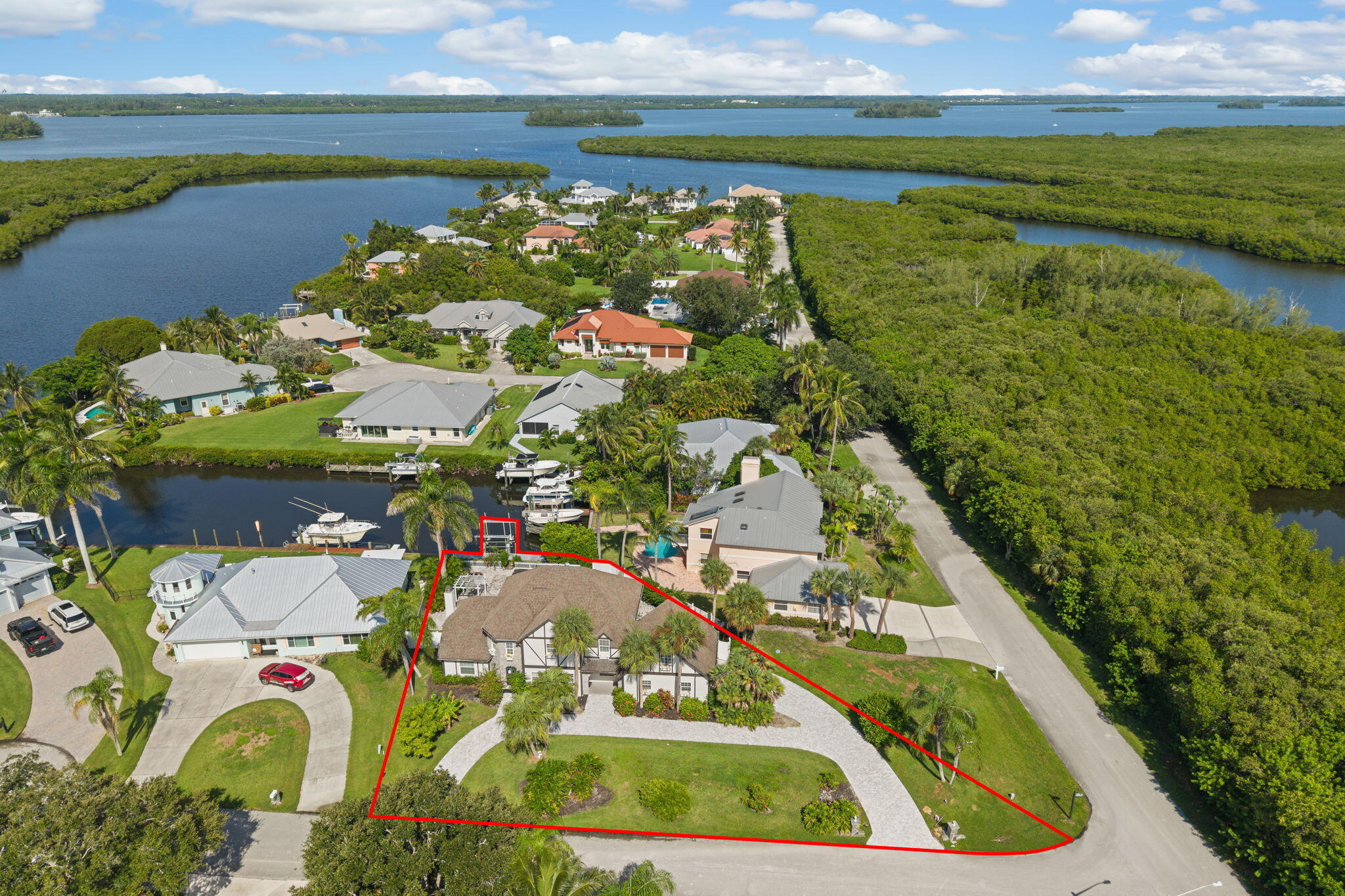 121 Queen Eugenia Court Property Photo 4