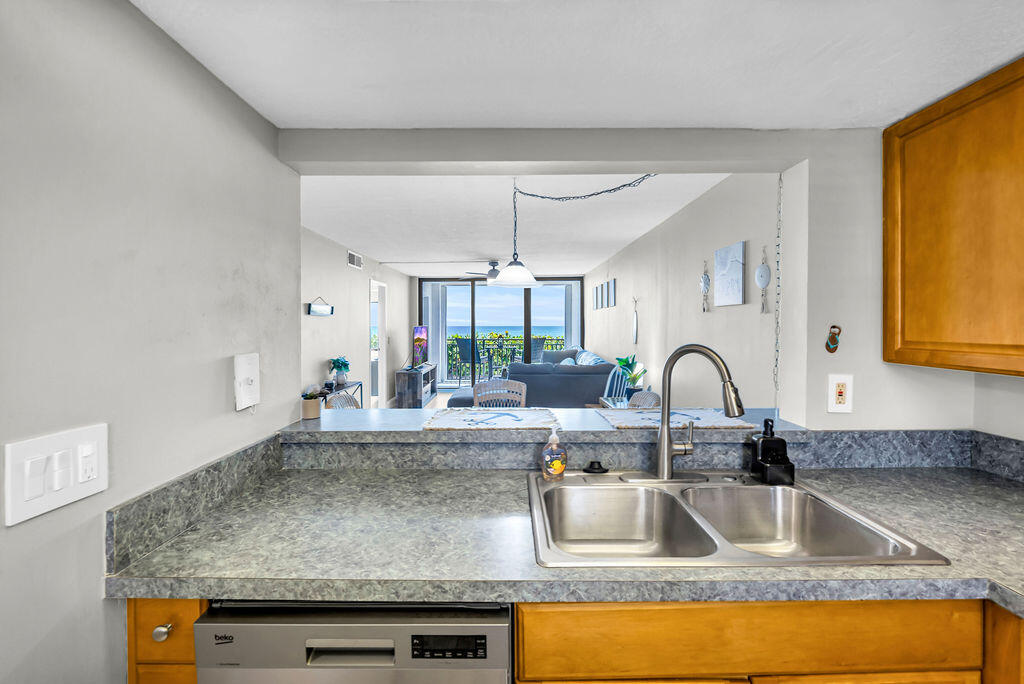 10102 S Ocean Drive 204a Property Photo 8