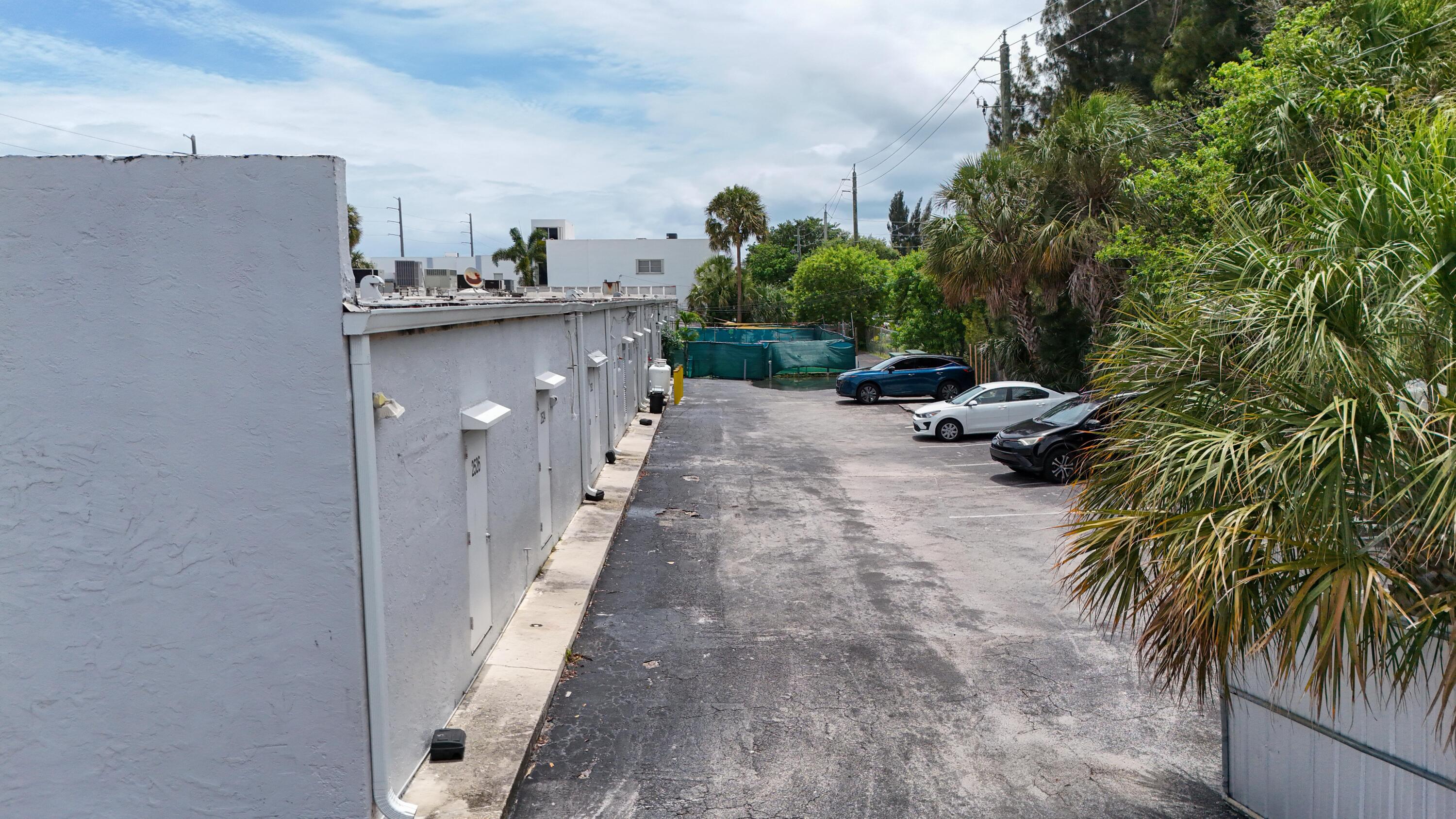 2450 W Oakland Park Boulevard Property Photo 10