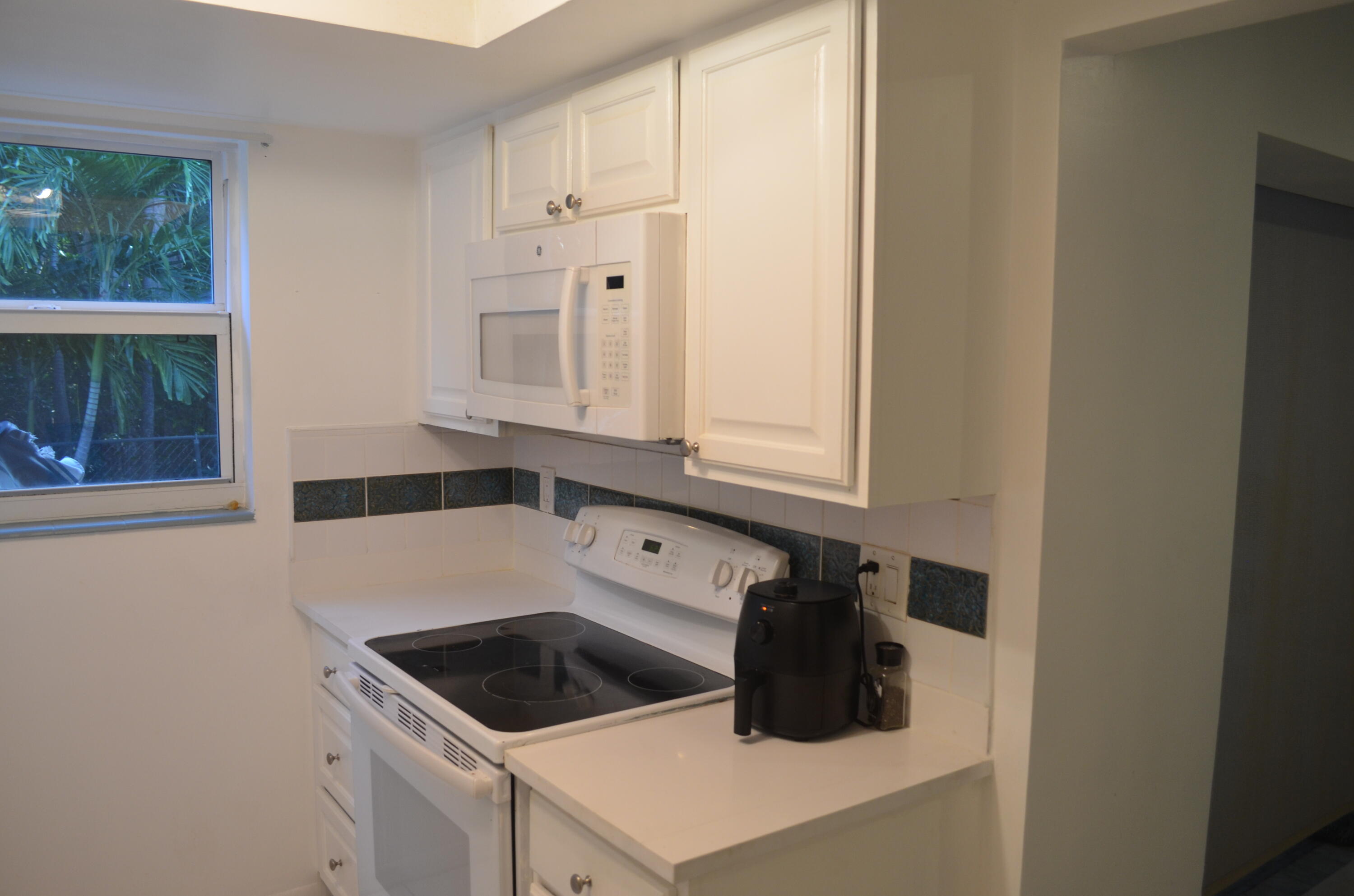 658 Ne 6th Court E E Property Photo 2
