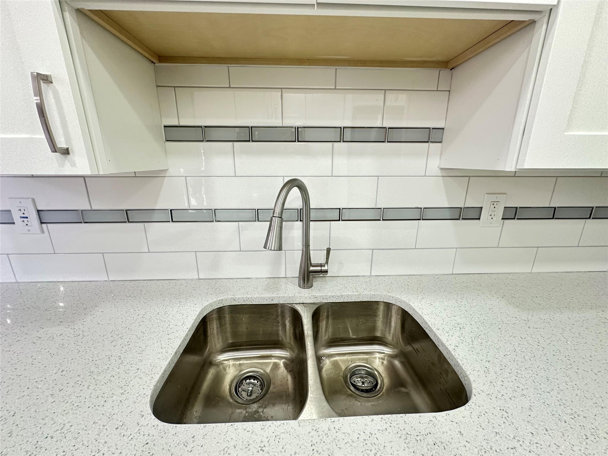 2048 Newport N Property Photo 3
