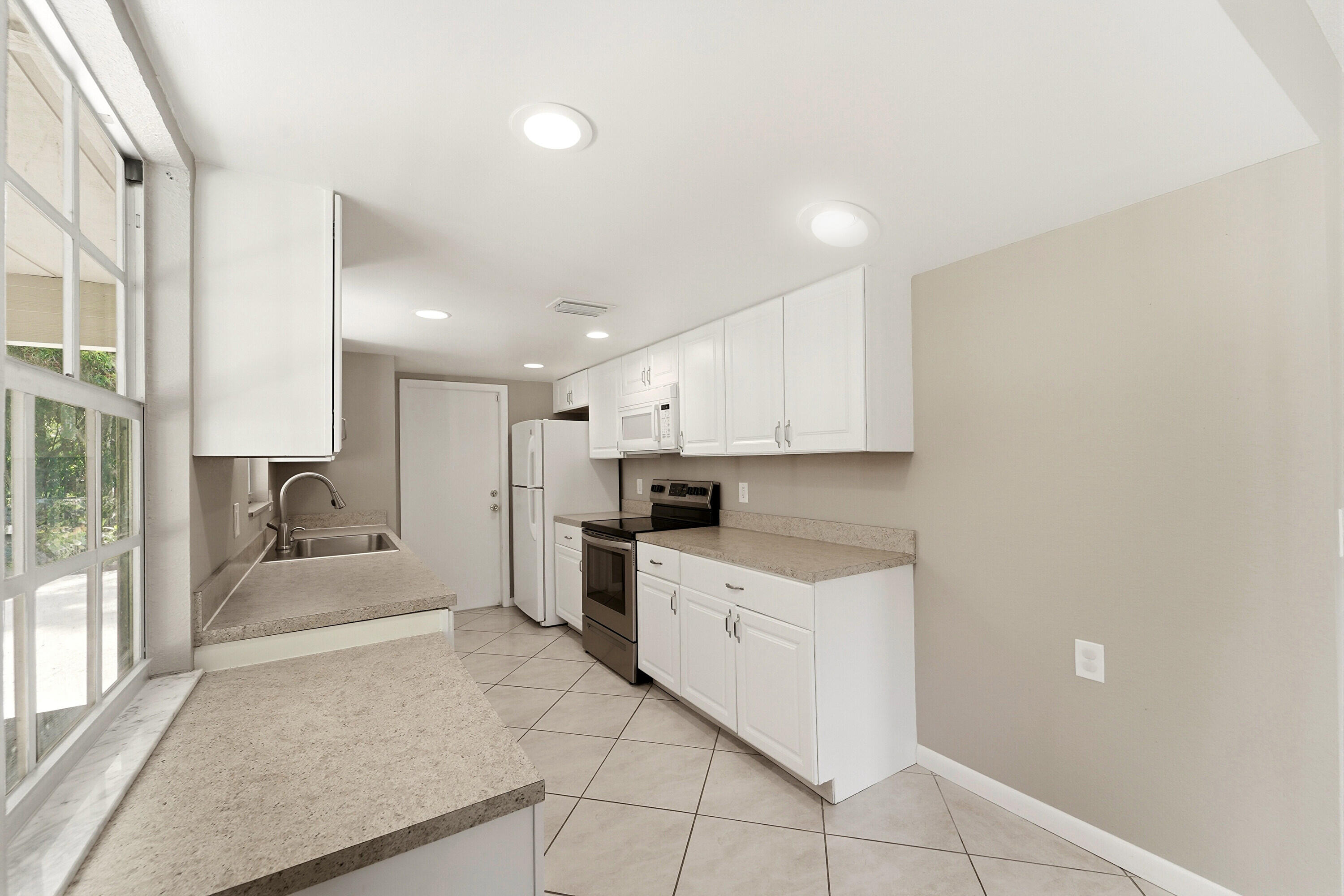 16317 Glasgow Drive E Property Photo 23