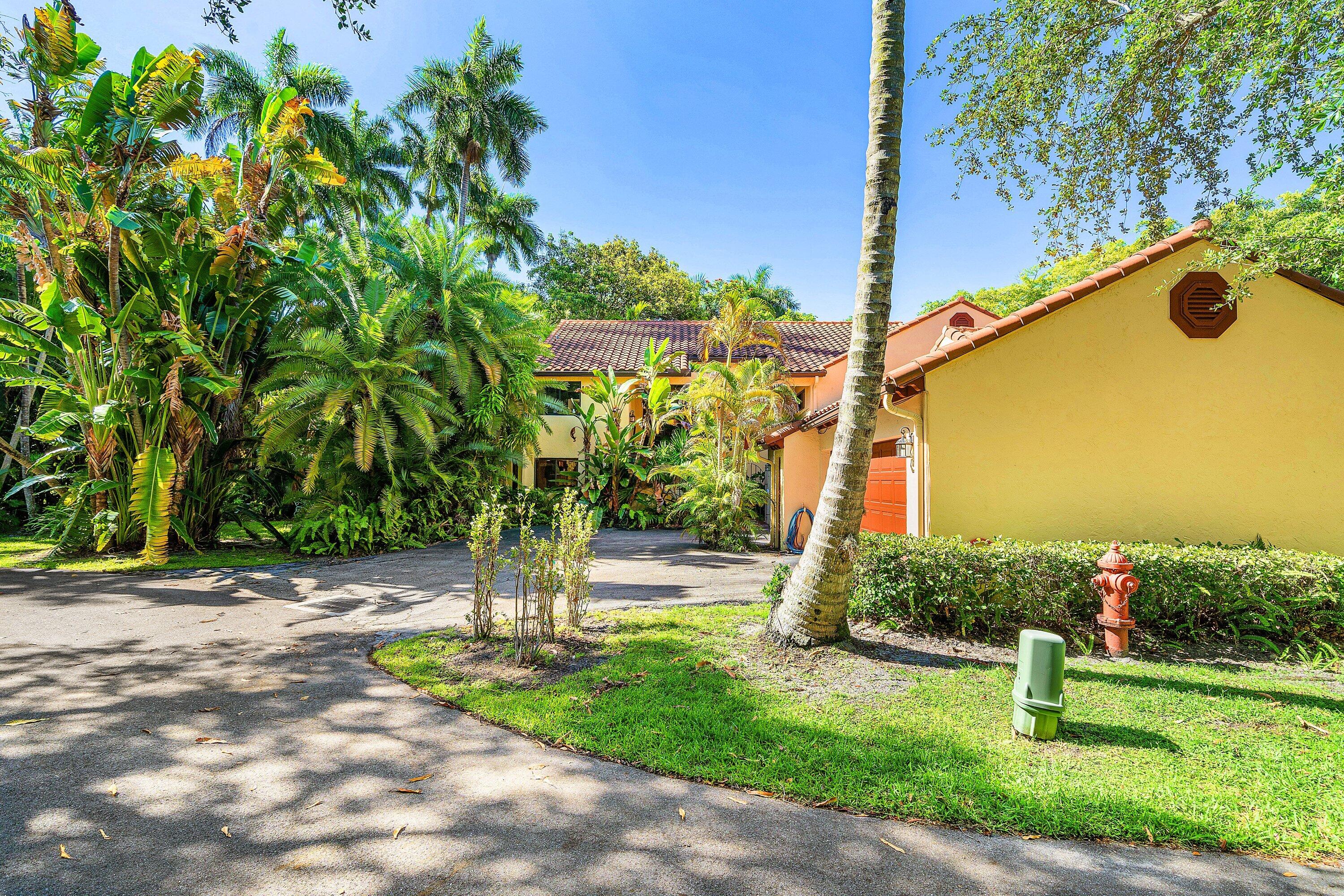 16 Via Lago Property Photo 3