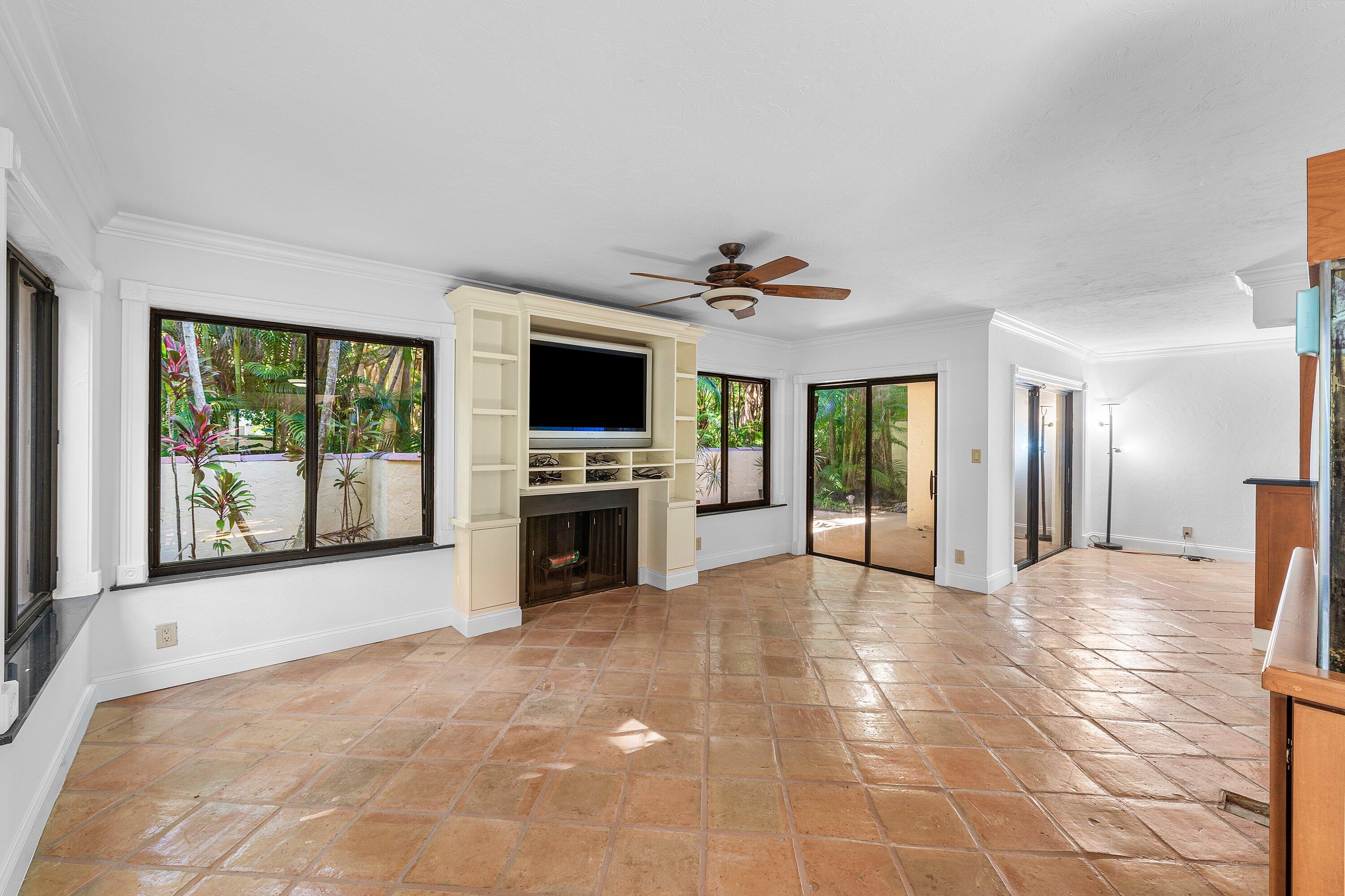 16 Via Lago Property Photo 13
