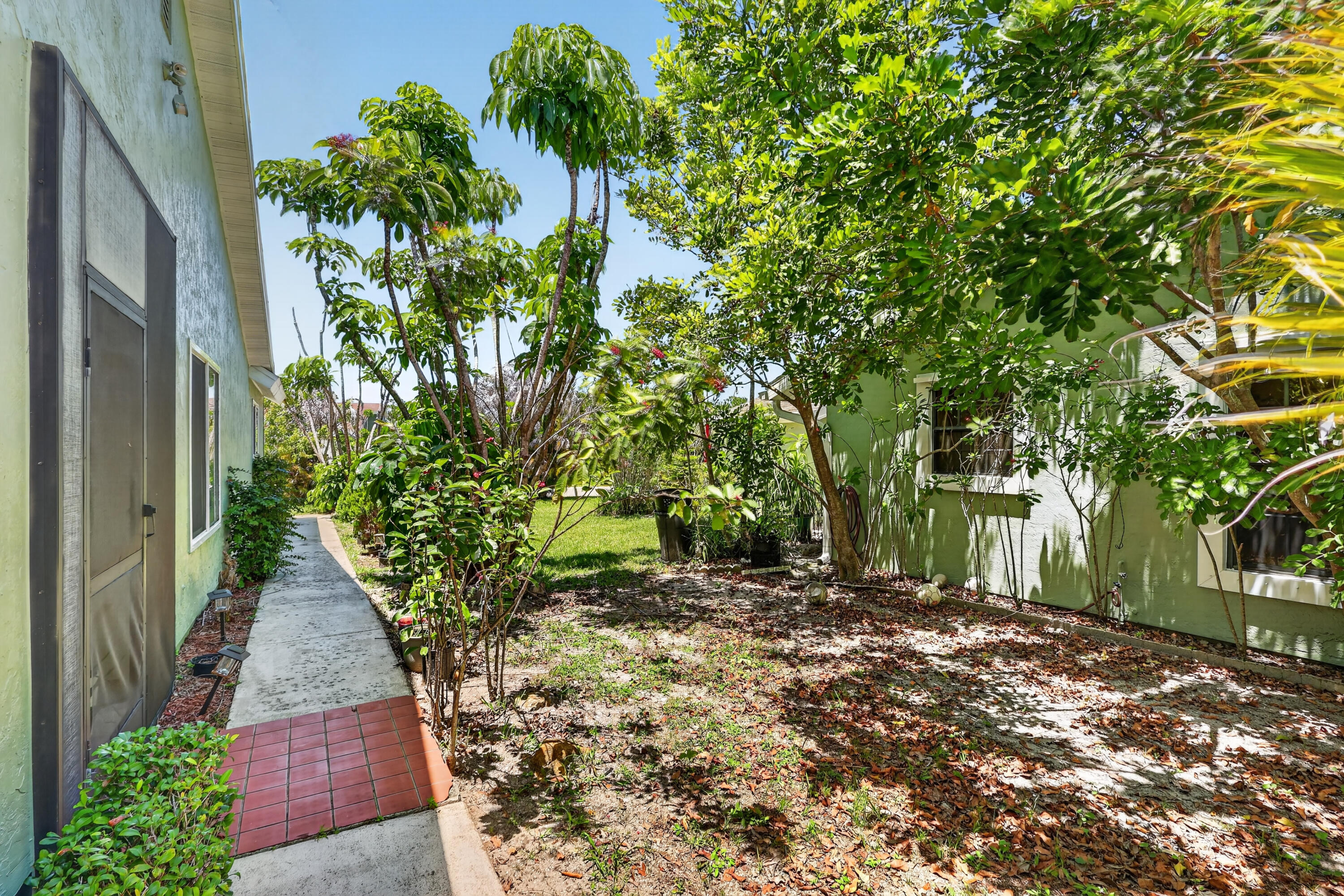 1434 Se Larkwood Circle Property Photo 6