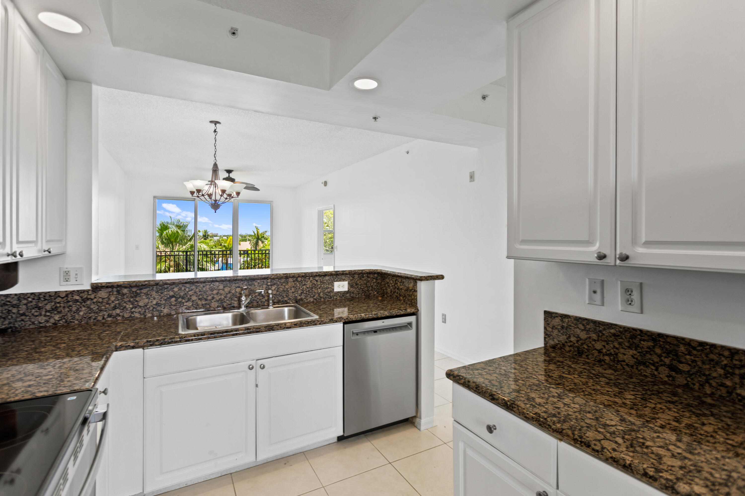 27 Royal Palm Way 503 Property Photo 12
