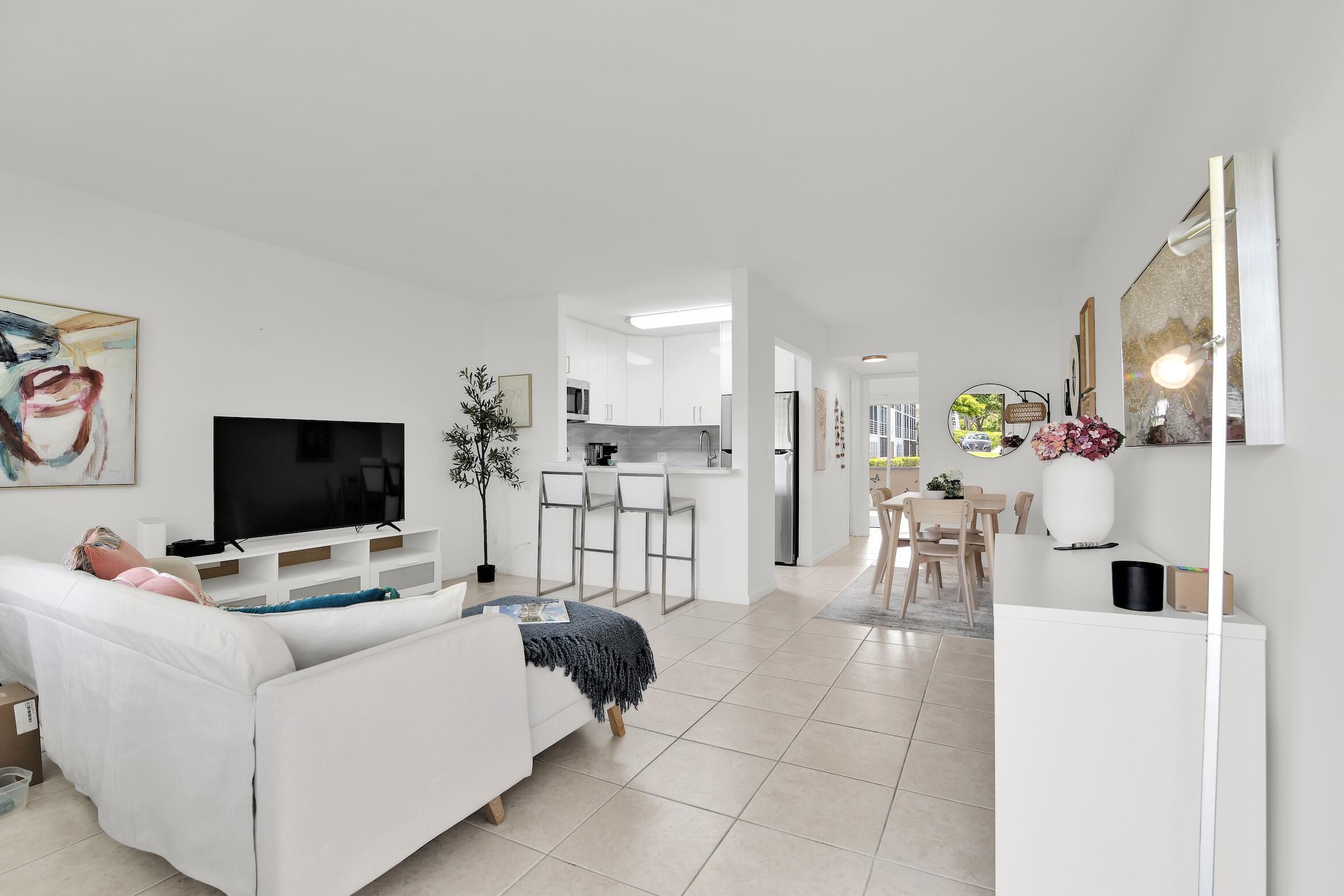175 Fanshaw E Property Photo 4