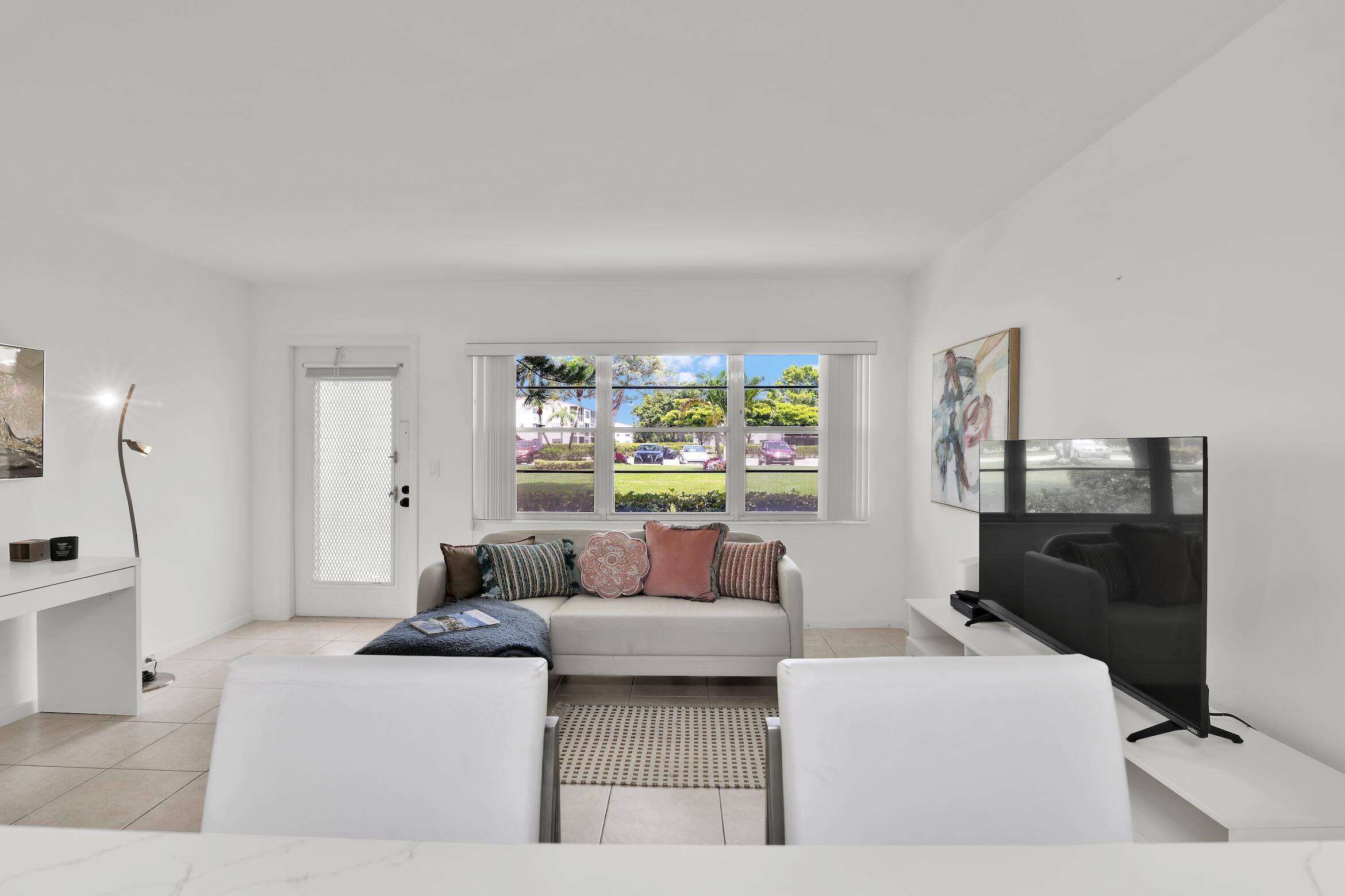 175 Fanshaw E Property Photo 5