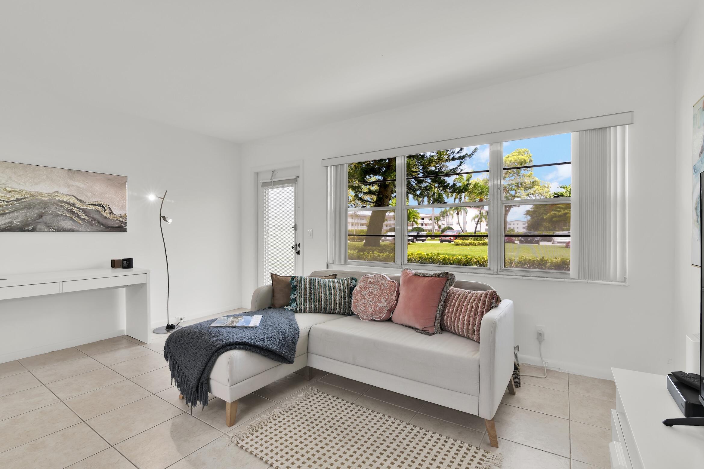 175 Fanshaw E Property Photo 8