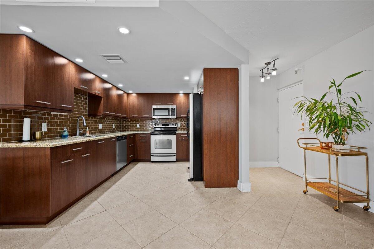 2800 N Ocean Drive A-18c Property Photo 8