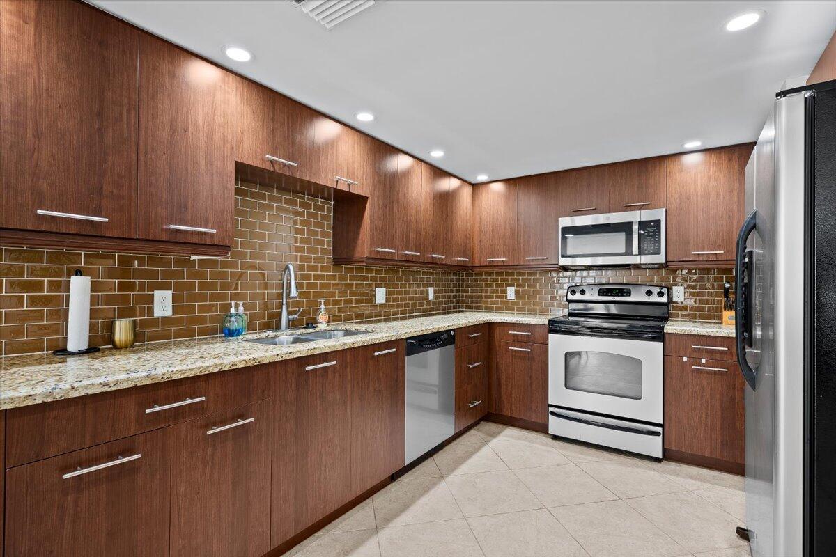 2800 N Ocean Drive A-18c Property Photo 9