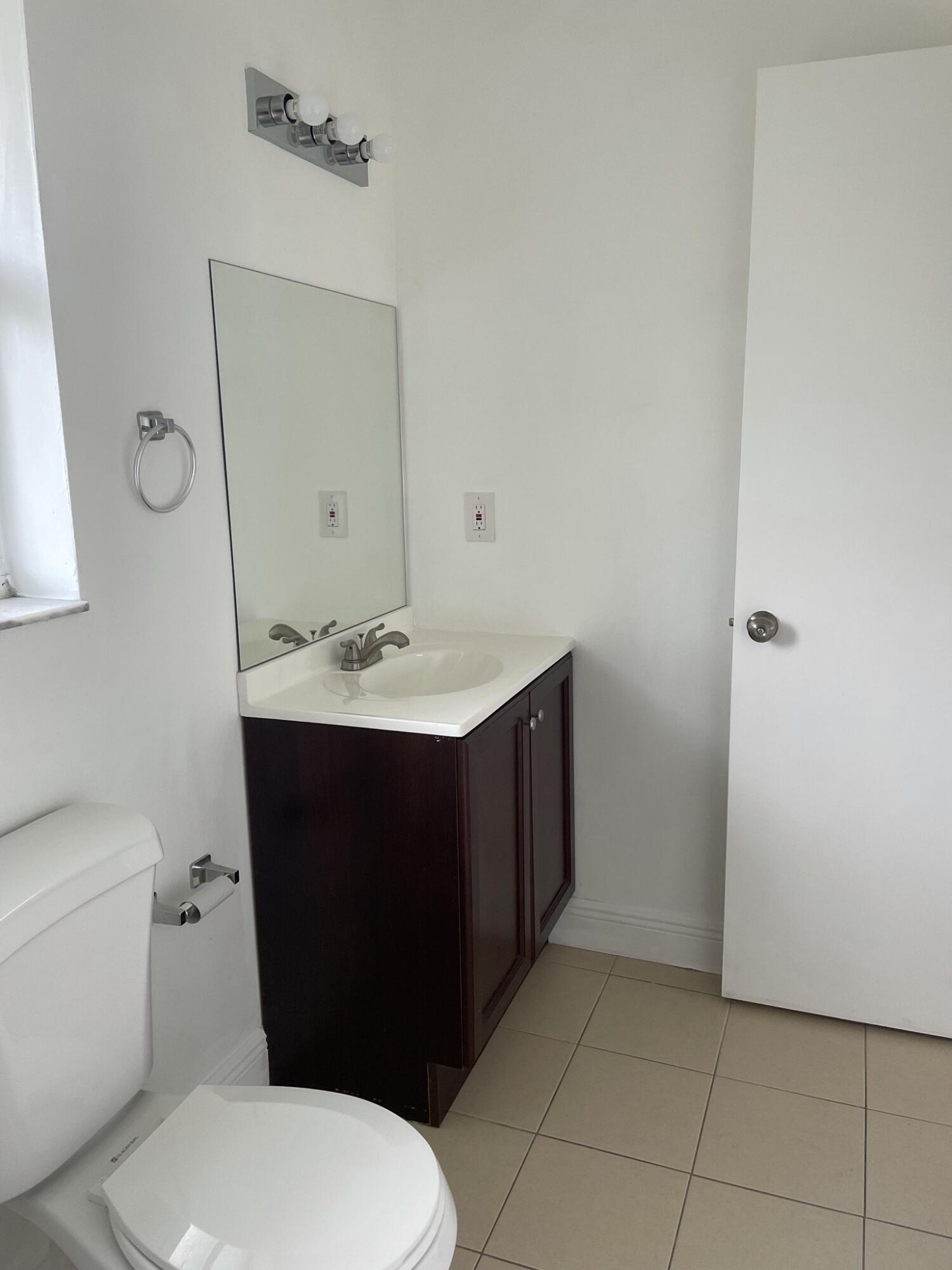 1990 Sw 9th Street 1-2 Property Photo 1